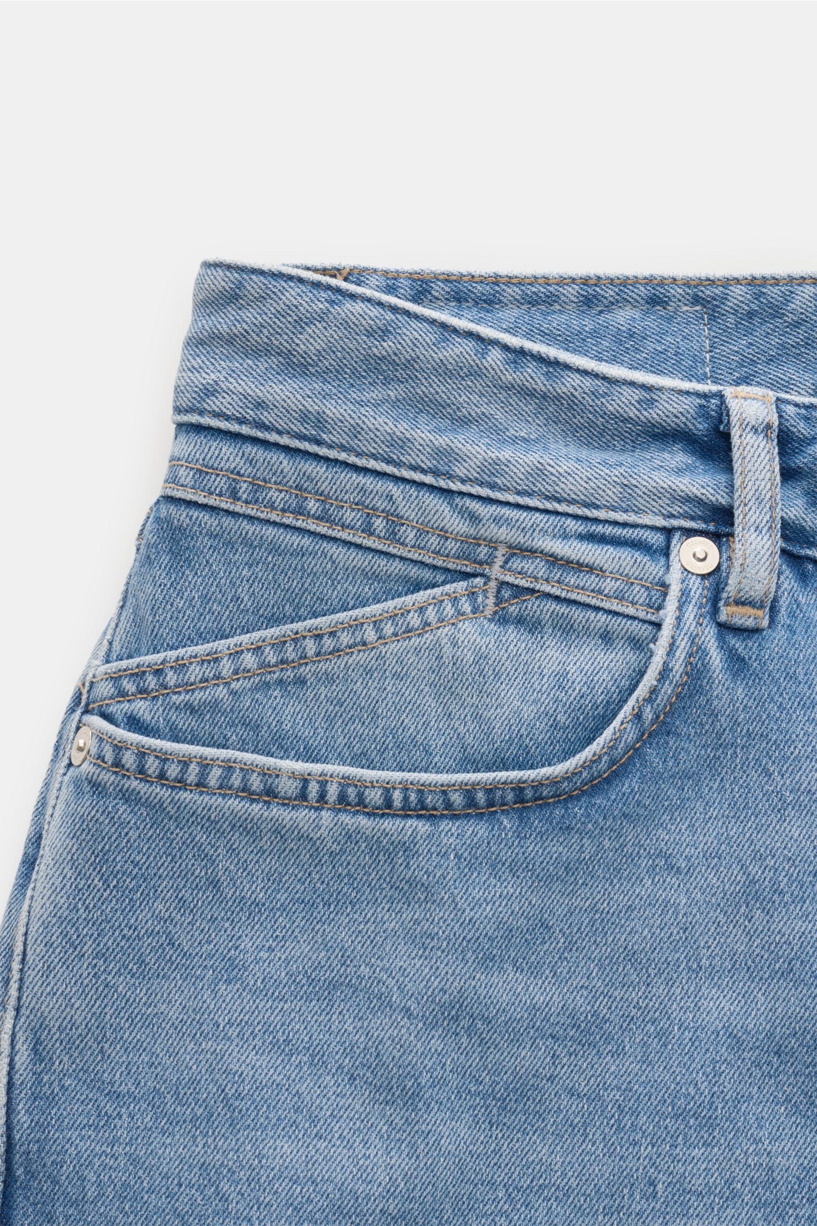Close-up front view of Closed Jeans 'Cooper' blau, slim fit tapered, ankle-length, pure cotton denim with authentic used wash, five-pocket style, zip fly, and typical CLOSED label.