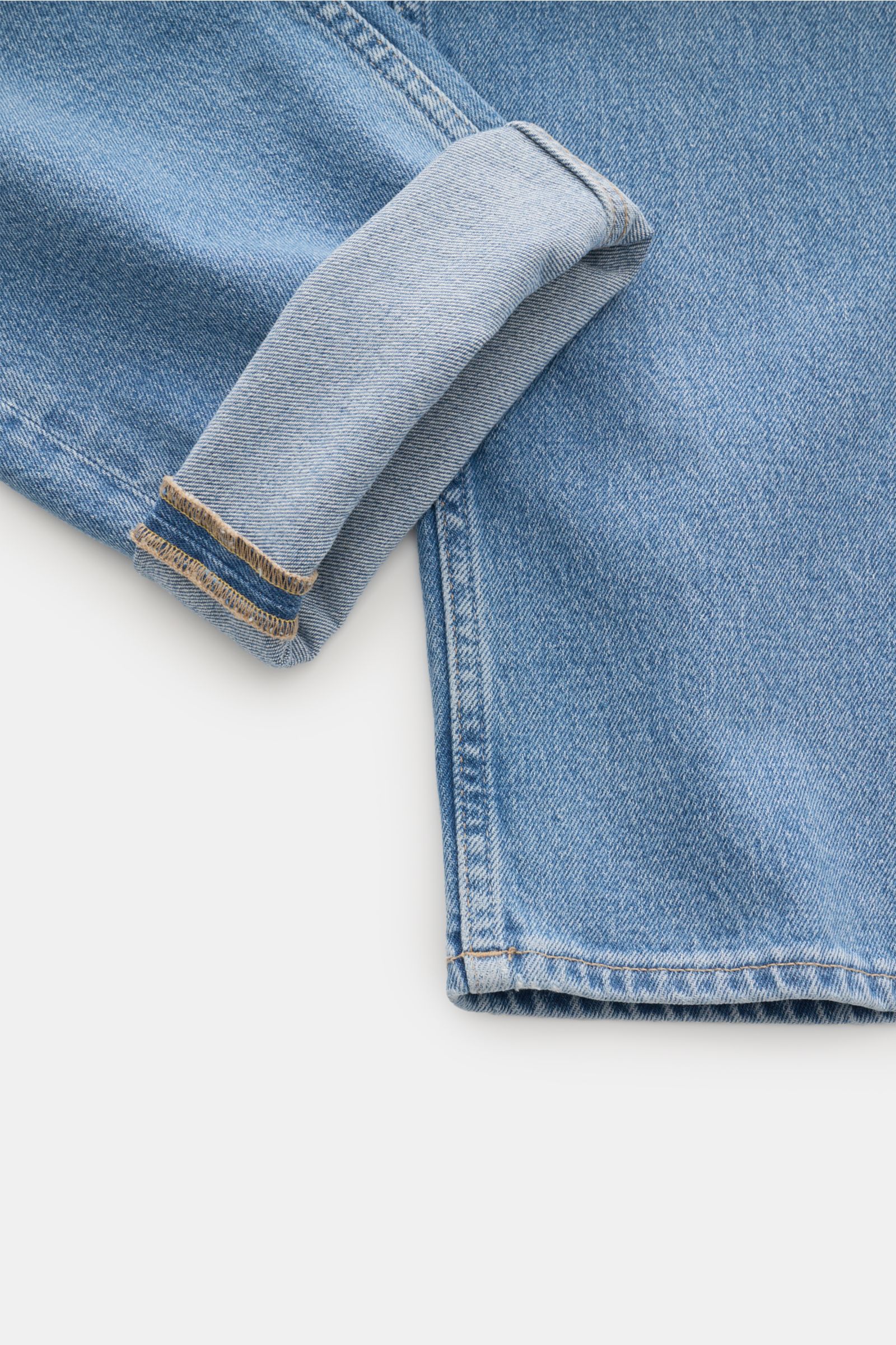 Close-up of the lower leg and cuff of Closed Jeans 'Cooper' blau, showing tapered fit, pure cotton denim, authentic used wash, and detailed stitching from a flat lay top-down perspective.