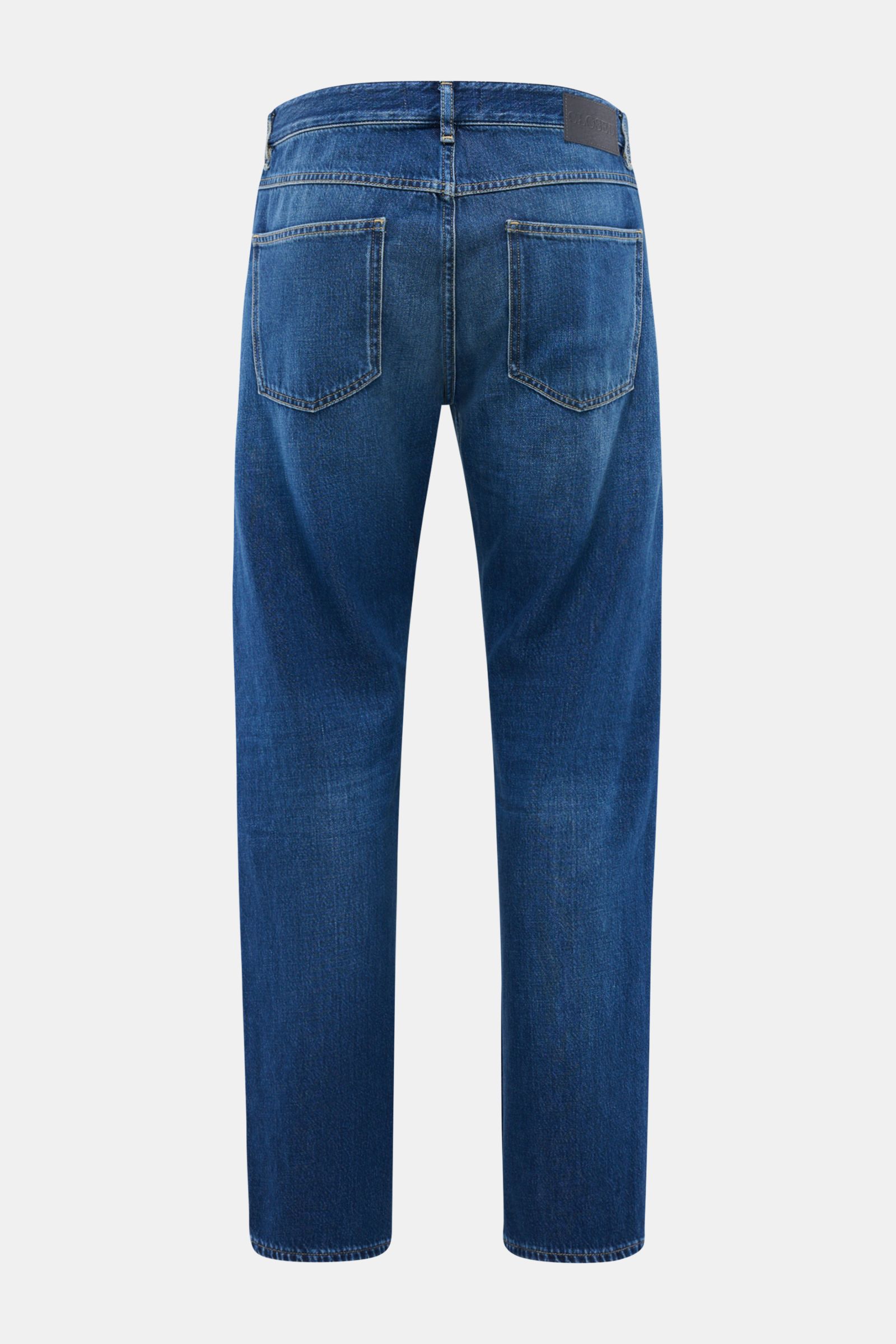 Closed Jeans 'Cooper' dunkelblau shown from the back, made of pure cotton denim with soft feel, regular fit, tapered leg, authentic used wash, five-pocket style, zip fly, typical CLOSED web label, and rear patch.