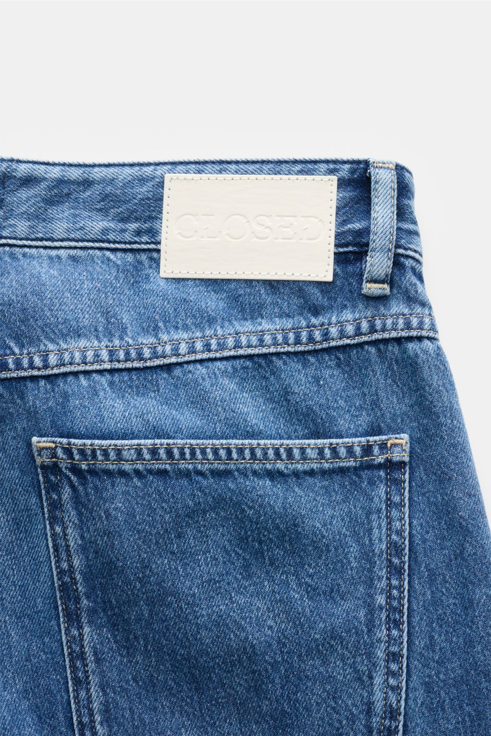 Close-up der rückwärtigen Tasche und des weißen Patches der Closed Jeans 'Cooper' graublau aus reiner Baumwolle, Regular Fit mit Used-Waschung.