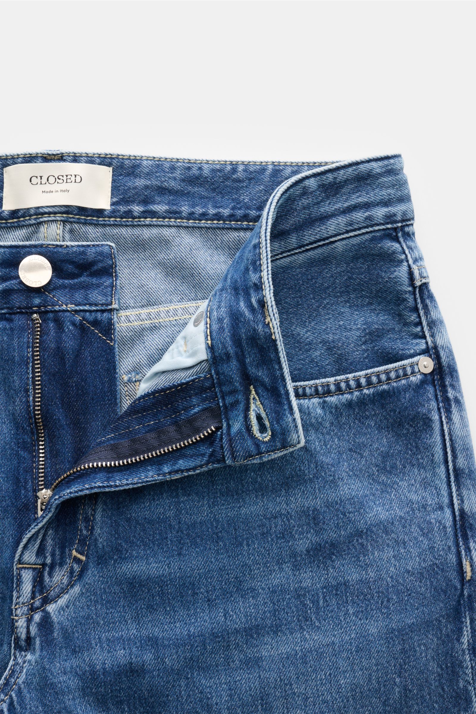 Closed Jeans 'Cooper' graublau in Regular Fit mit Zip Fly, Five-Pocket-Stil und authentischer Used-Waschung aus reiner Baumwolle, Frontansicht.