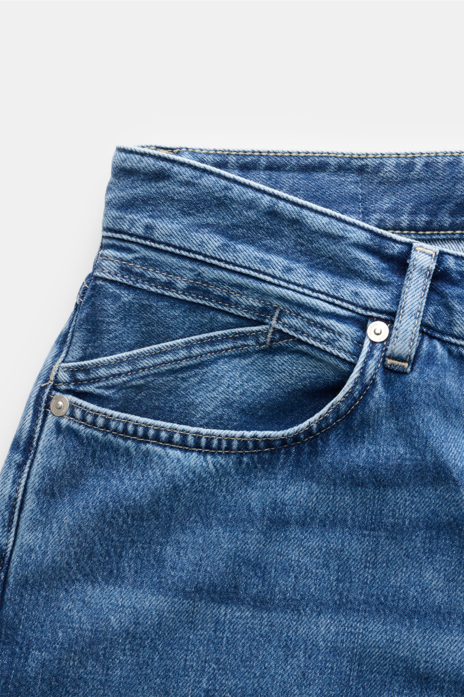 Close-up der Closed Jeans 'Cooper' graublau, Regular Fit mit authentischer Used-Waschung, Five-Pocket-Stil, Zip Fly und weichem Denim aus reiner Baumwolle.