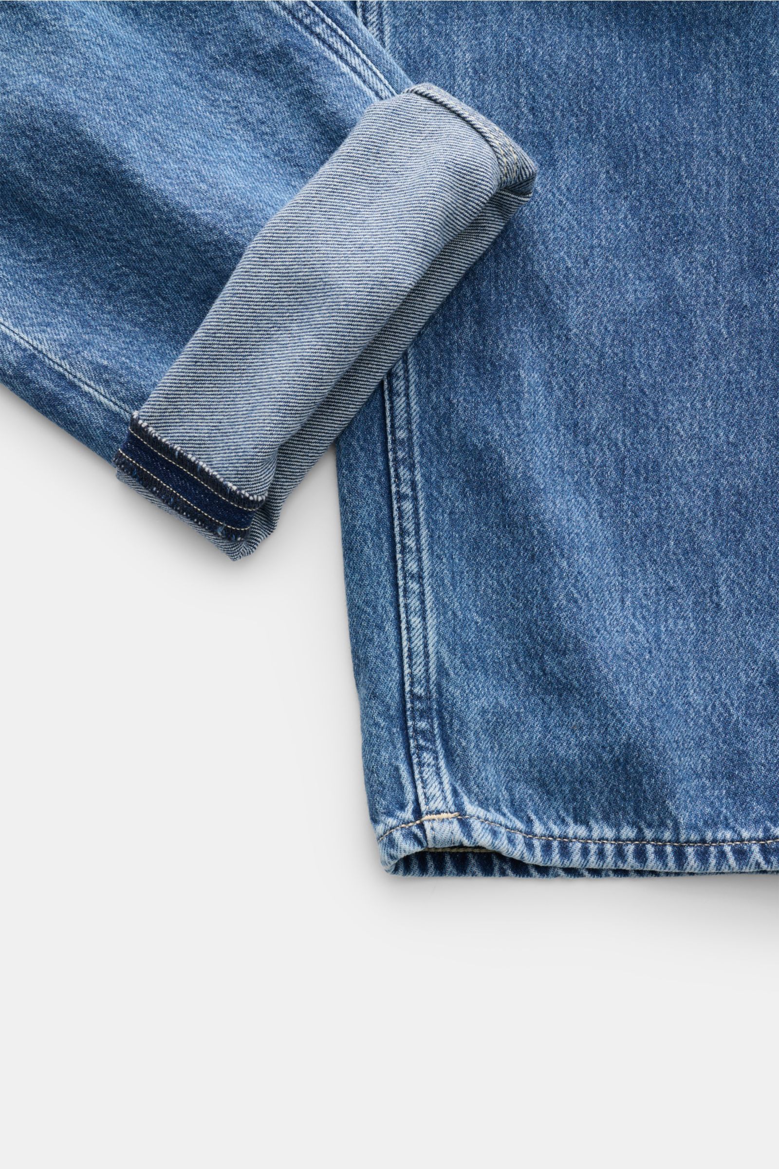 Closed Jeans 'Cooper' graublau aus reiner Baumwolle mit weichem Griff, Regular Fit, Used-Waschung, Five-Pocket-Stil, Zip Fly, Rückansicht Ärmel umgeschlagen.