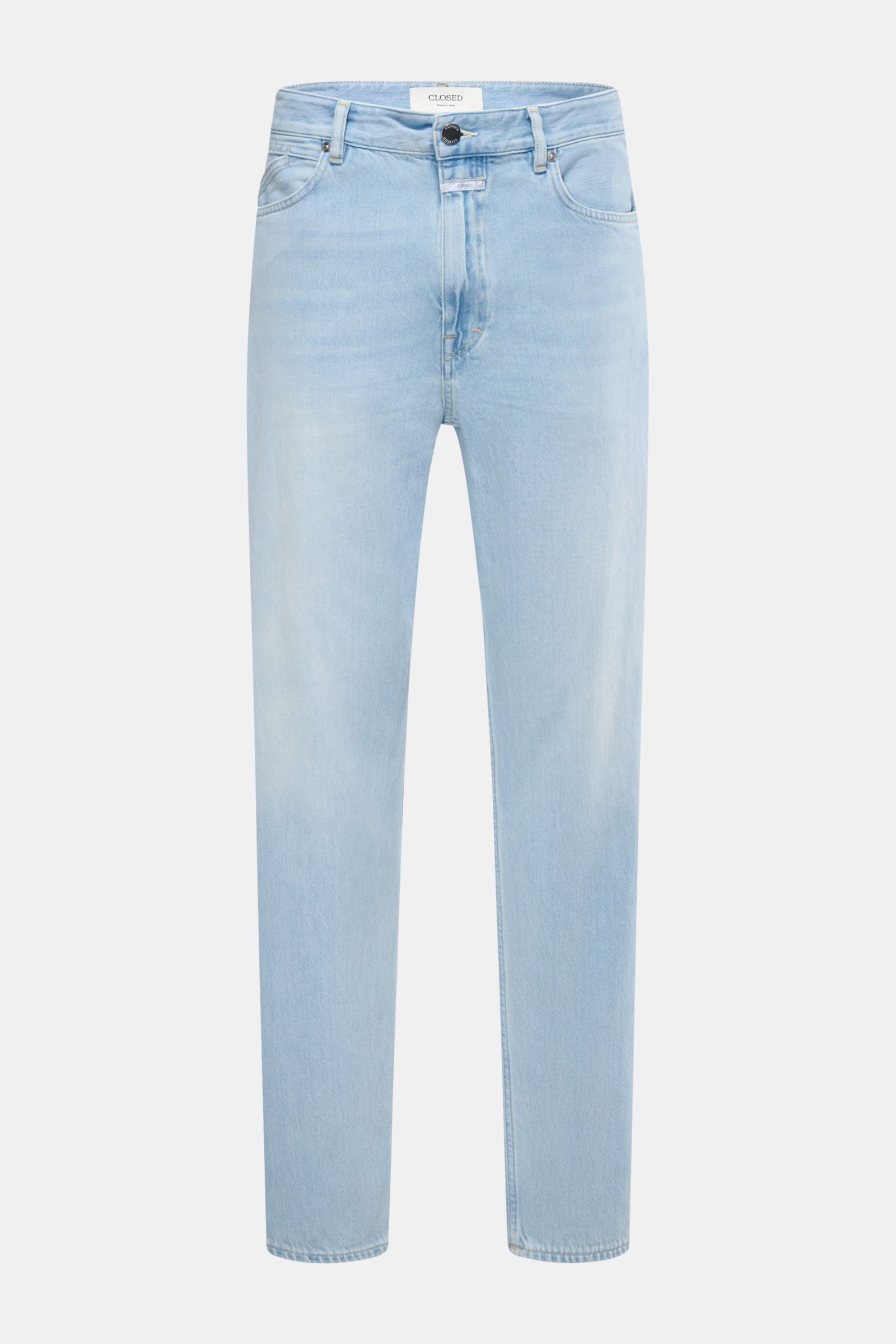 Frontansicht der Closed Jeans 'Springdale' hellblau mit Regular Fit, leichter Used-Waschung, Five-Pocket-Stil und Zip Fly aus reiner Baumwolle.