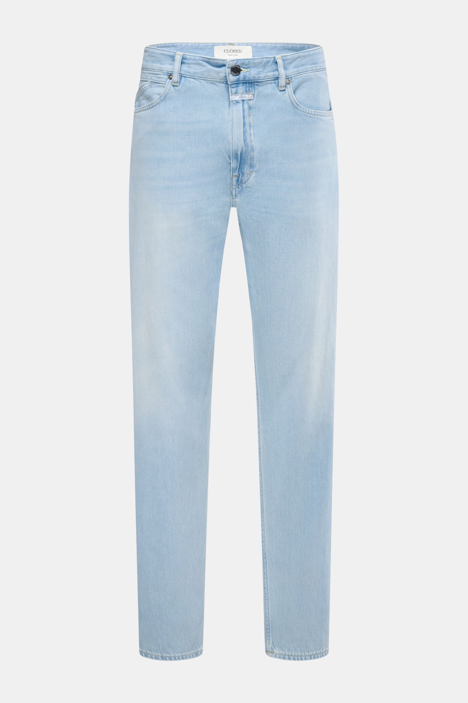Closed Jeans 'Springdale' hellblau, frontale Ansicht, Regular Fit, reine Baumwolle, weicher Griff, authentische Used-Waschung, Five-Pocket-Stil, Zip Fly, typisches Weblabel, rückwärtiges Patch.
