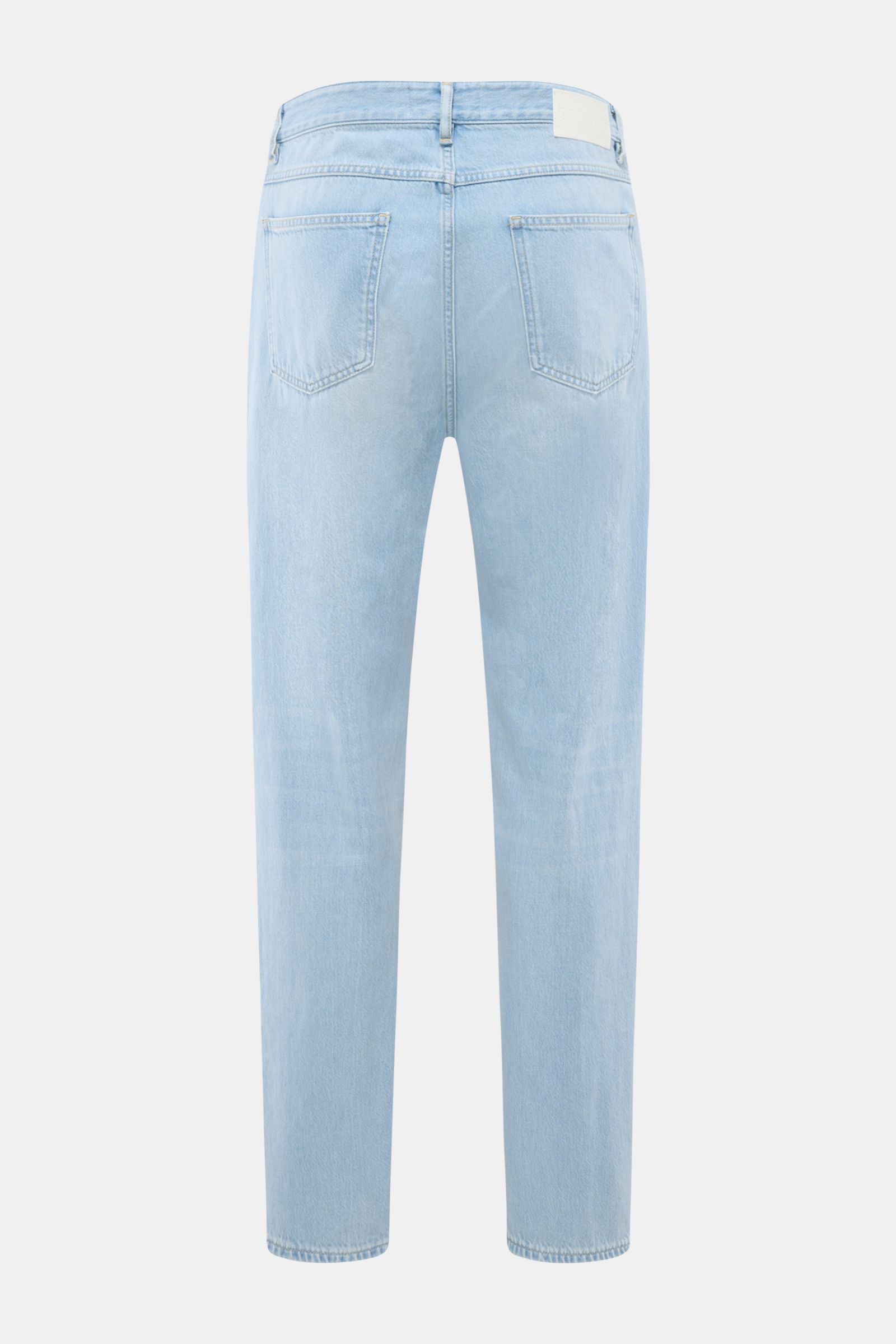 Closed Jeans 'Springdale' hellblau im Five-Pocket-Stil, Regular Fit, Used-Waschung, aus reiner Baumwolle, Rückansicht mit Zip Fly und Patch.