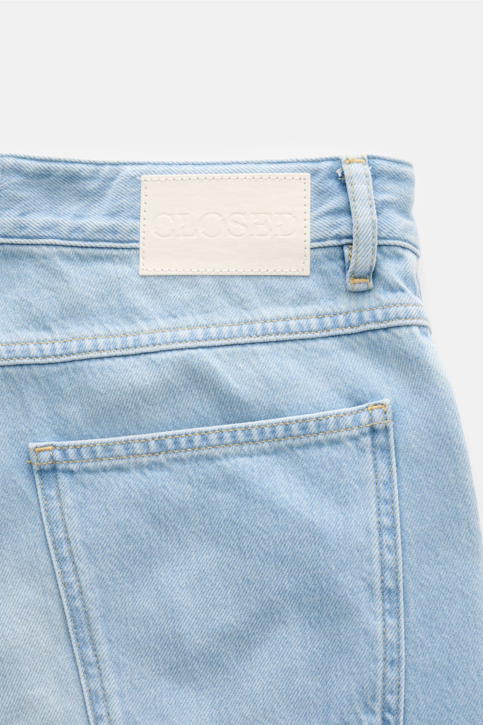Nahaufnahme der hellblauen Closed Jeans 'Springdale' mit authentischem Used-Look, Rückseite mit Patch und Five-Pocket-Stil, Denim aus reiner Baumwolle.