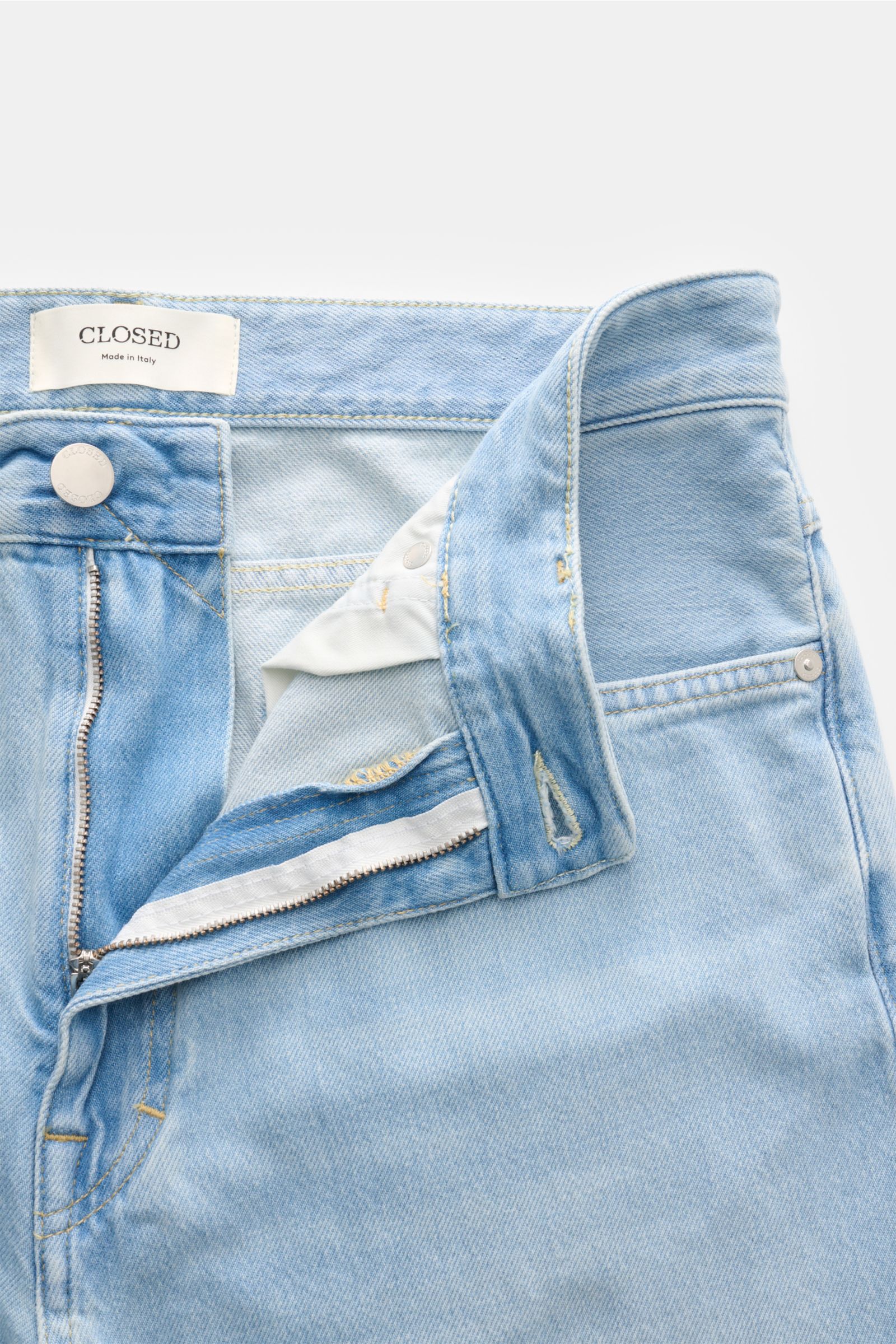 Closed Jeans 'Springdale' hellblau aus reiner Baumwolle mit Zip Fly, Five-Pocket-Stil, authentischer Used-Waschung, fotografiert offen von oben.