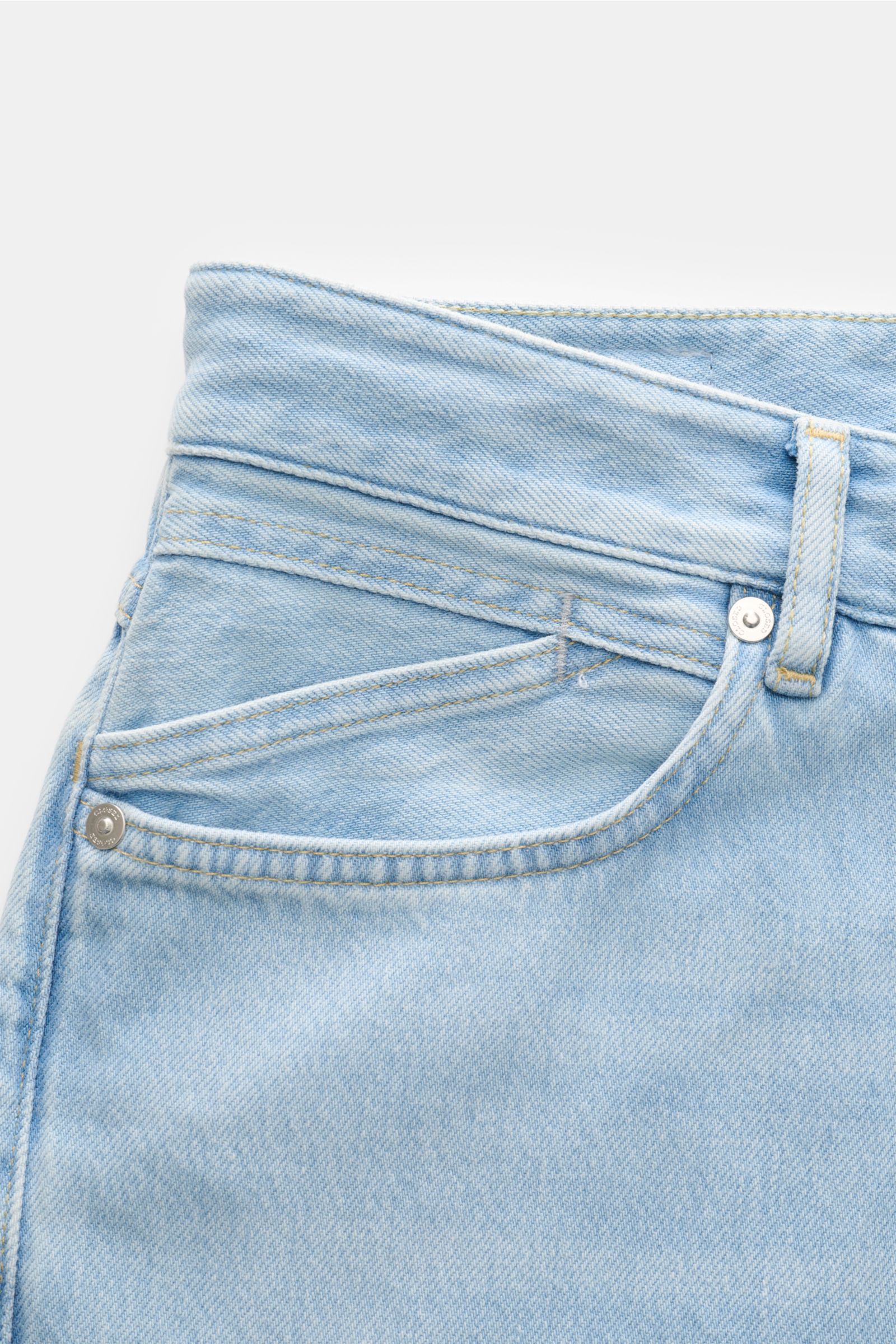 Nahaufnahme der Closed Jeans 'Springdale' hellblau im Five-Pocket-Stil mit Zip Fly, Regular Fit und authentischer Used-Waschung aus reiner Baumwolle.