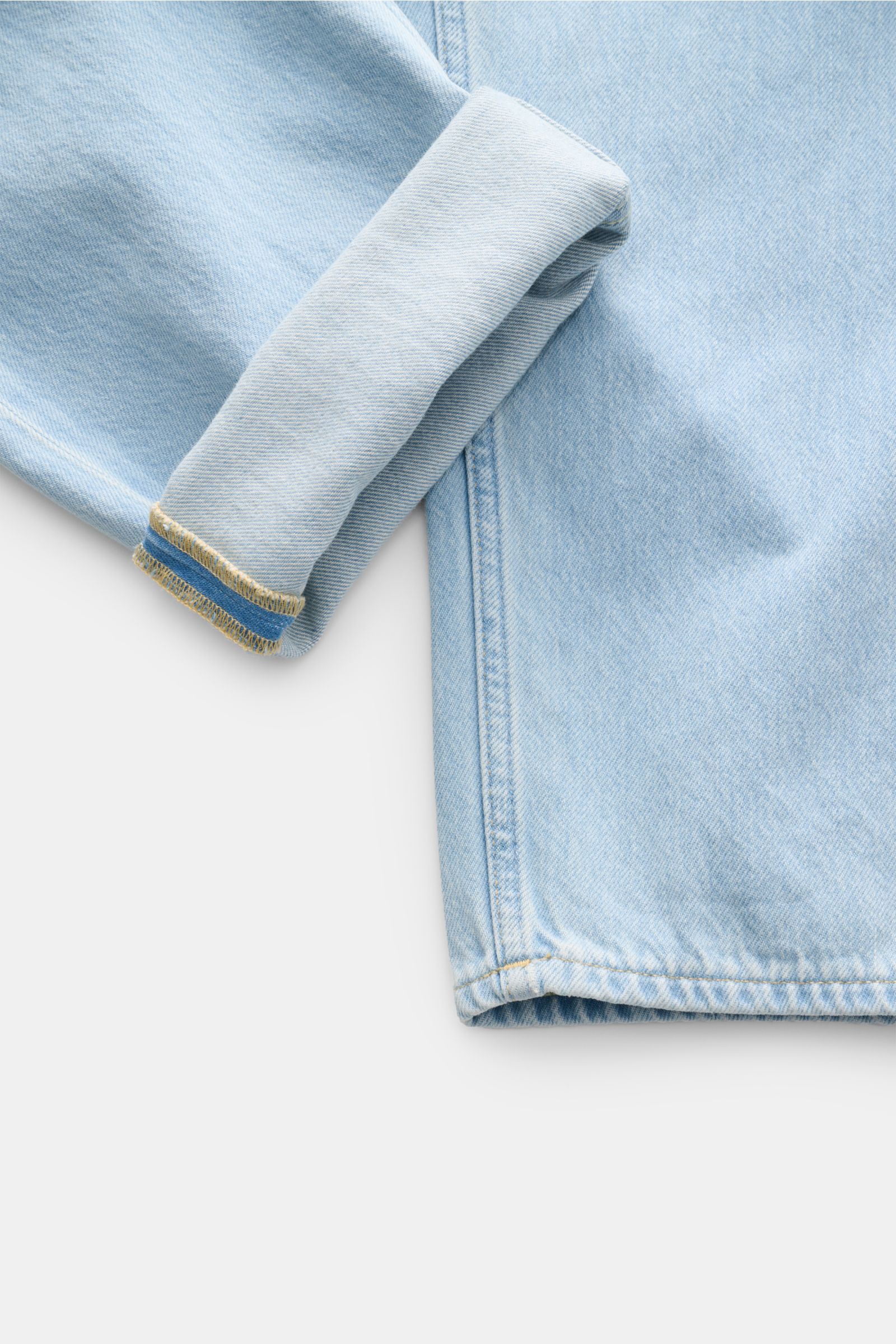 Nahaufnahme der hellblauen Closed Jeans 'Springdale' im Regular Fit aus reiner Baumwolle, leichte Used-Waschung, auf links gekrempeltes Bein.