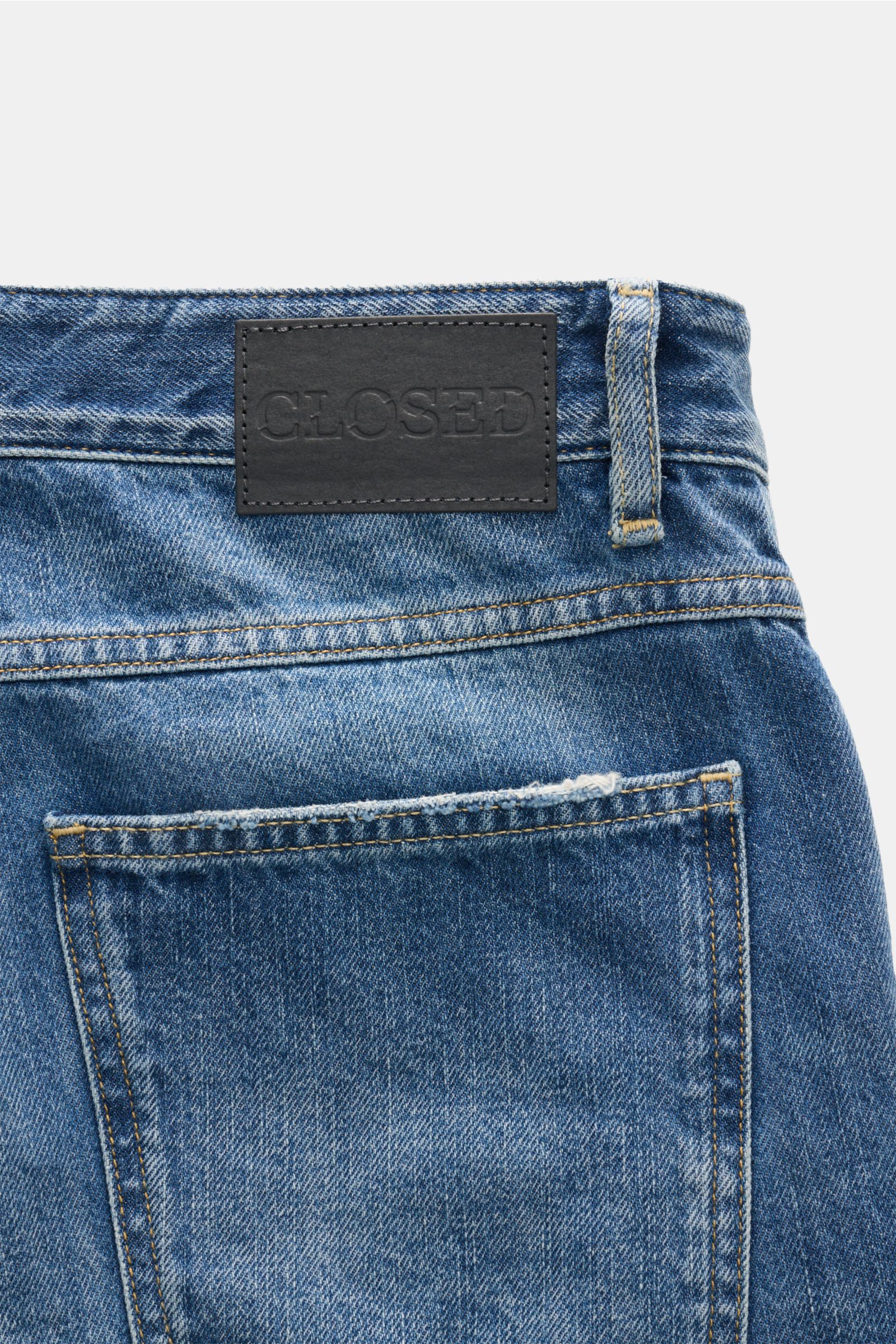 Closed Jeans 'Springdale' rauchblau shown from the back waist, featuring a black leather patch with 'CLOSED' embossed, denim in pure cotton with soft feel, Regular Fit, slightly tapered, authentic used wash, five-pocket style, zip fly, typical CLOSED web 