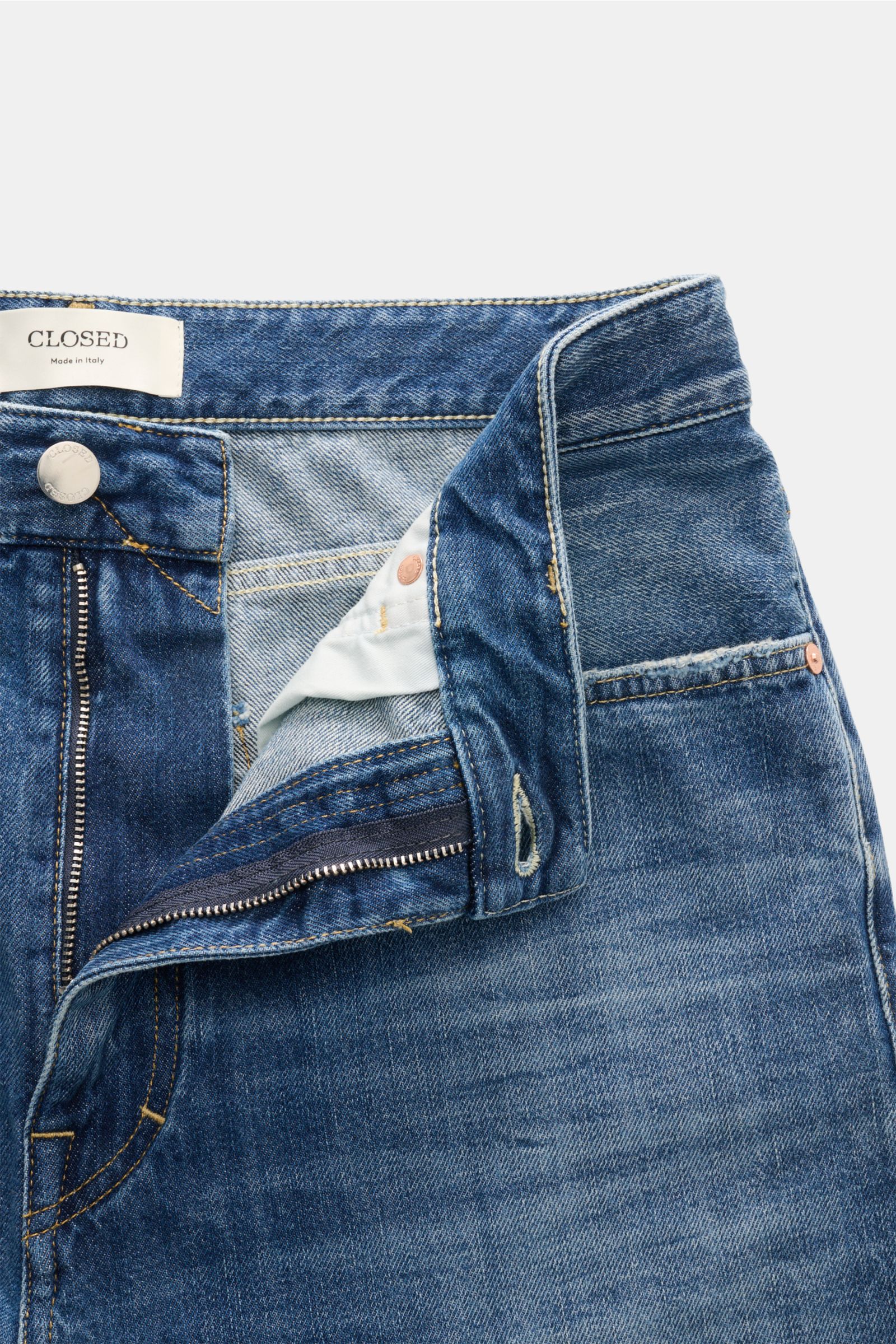 Close-up front view of Closed Jeans 'Springdale' rauchblau, made of pure cotton denim with soft feel, regular fit, slightly tapered, authentic used wash, five-pocket style, zip fly, typical CLOSED label, and back patch. The Regular Fit Jeans 'Springdale' 