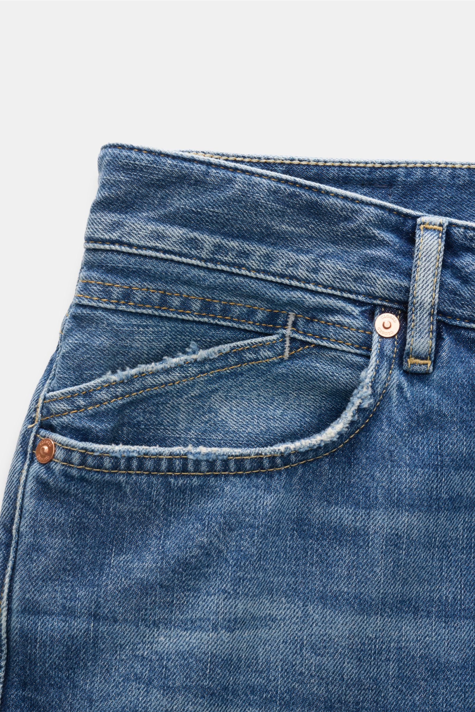 Closed Jeans 'Springdale' rauchblau shown from a close-up front angle, made of pure cotton denim with soft touch, Regular Fit, narrow taper, authentic used wash, five-pocket style, zip fly, typical CLOSED label, and rear patch.