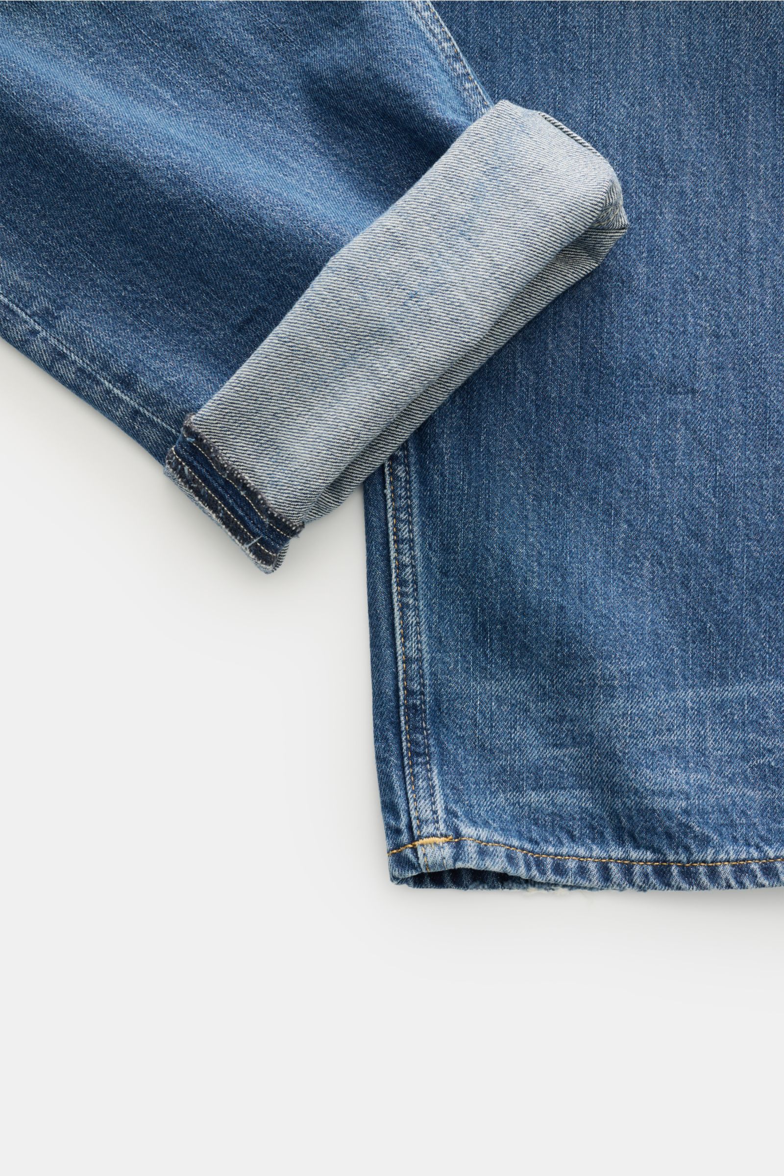 Close-up of the cuff and leg of Closed Jeans 'Springdale' rauchblau in denim cotton with authentic used wash, shown from the side.