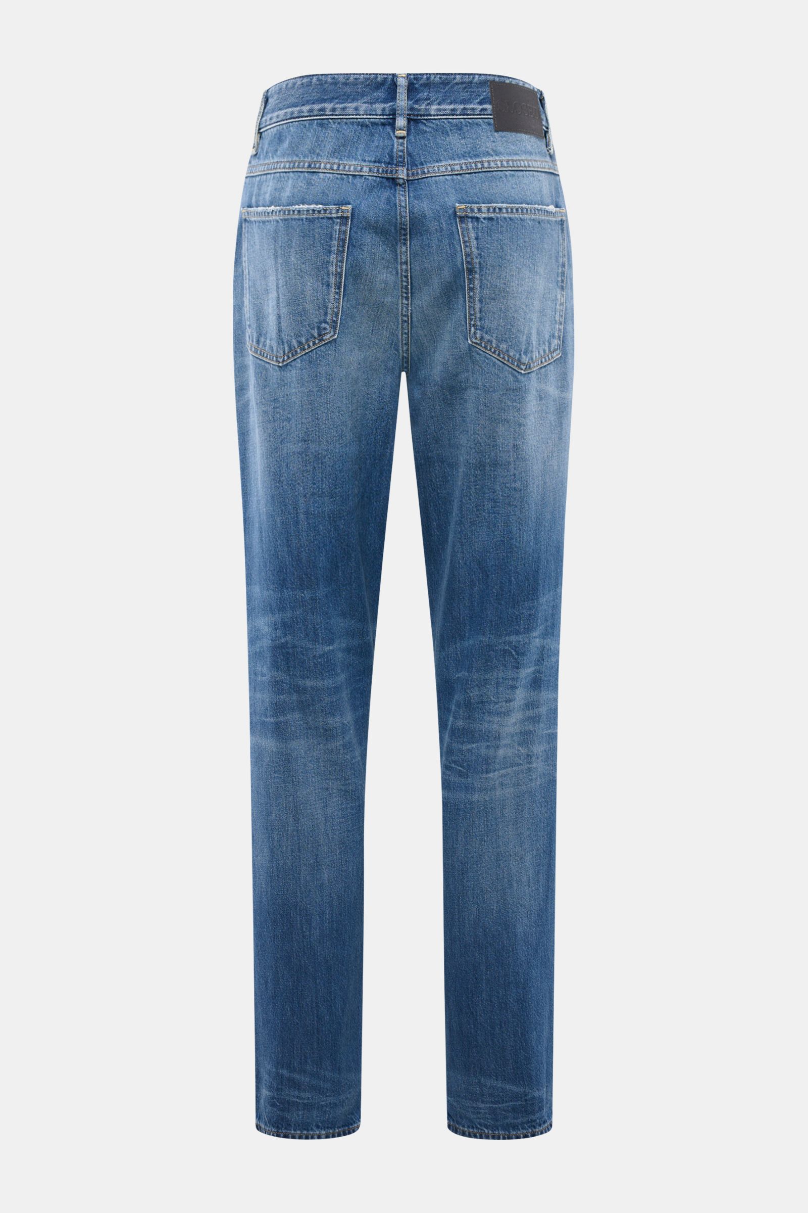 Closed Jeans 'Springdale' rauchblau shown from the back, made of pure cotton denim with soft feel, regular fit, tapered leg, used wash, five-pocket style, zip fly, typical CLOSED label, and rear patch.