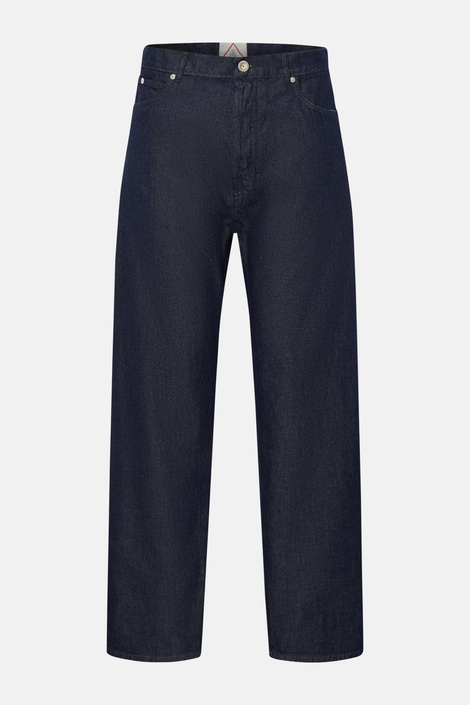 C.P. Company Jeans navy, frontale Aufnahme, Five-Pocket-Stil, Button Fly, Leather Patch, Tapered Fit, reine Baumwolle, knöchellang, gerade geschnitten.