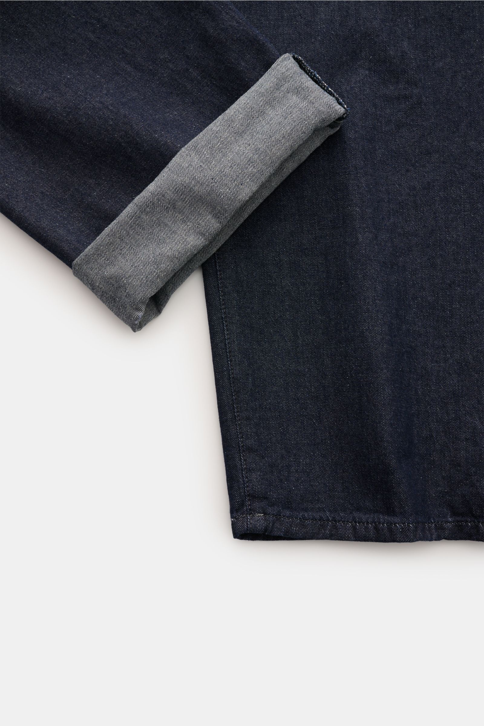 Detailaufnahme der C.P. Company Jeans navy im Tapered Fit, knöchellang mit umgeschlagenem Saum, reine Baumwolle, Five-Pocket-Stil.