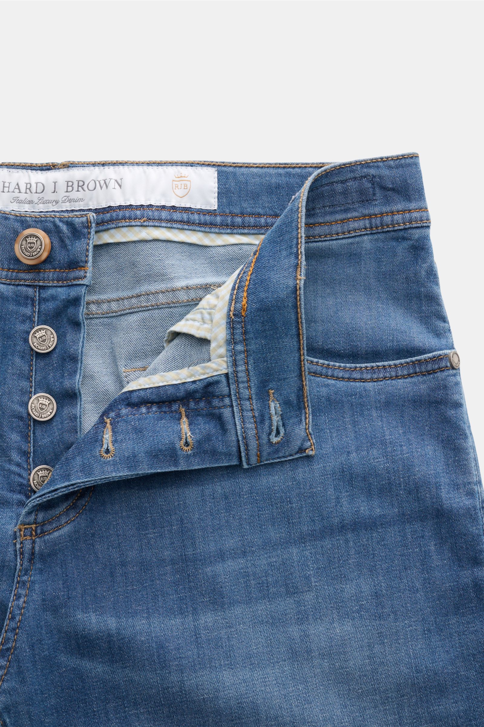 Richard J. Brown Jeans 'Tokyo' rauchblau, Slim Fit mit Button Fly, Five-Pocket, Lederpatch, Baumwolle-Leinen-Lyocell, Detailaufnahme von vorne oben.