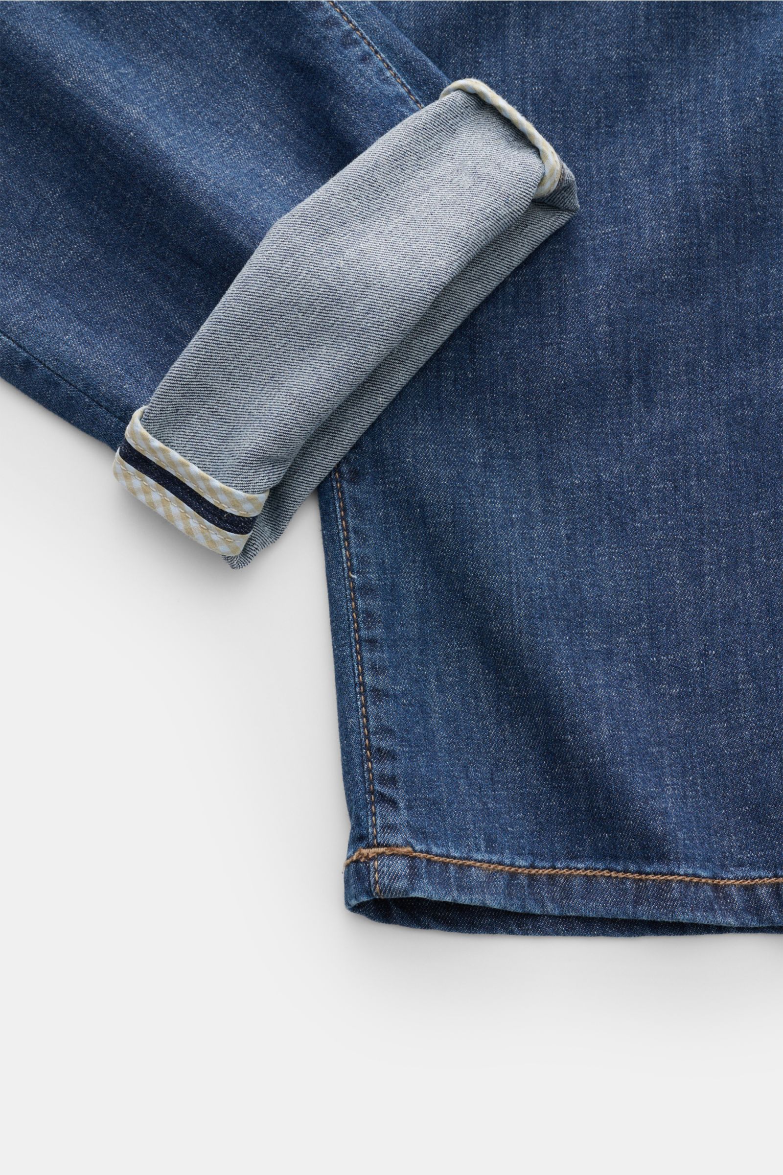 Close-up of the hem and rolled cuff of Richard J. Brown Jeans 'Tokyo' dark blue, showing soft, slightly elastic denim fabric from cotton, linen, and lyocell with detailed stitching.

Description: Timeless skill in denim workmanship: The jeans 'Tokyo' by R