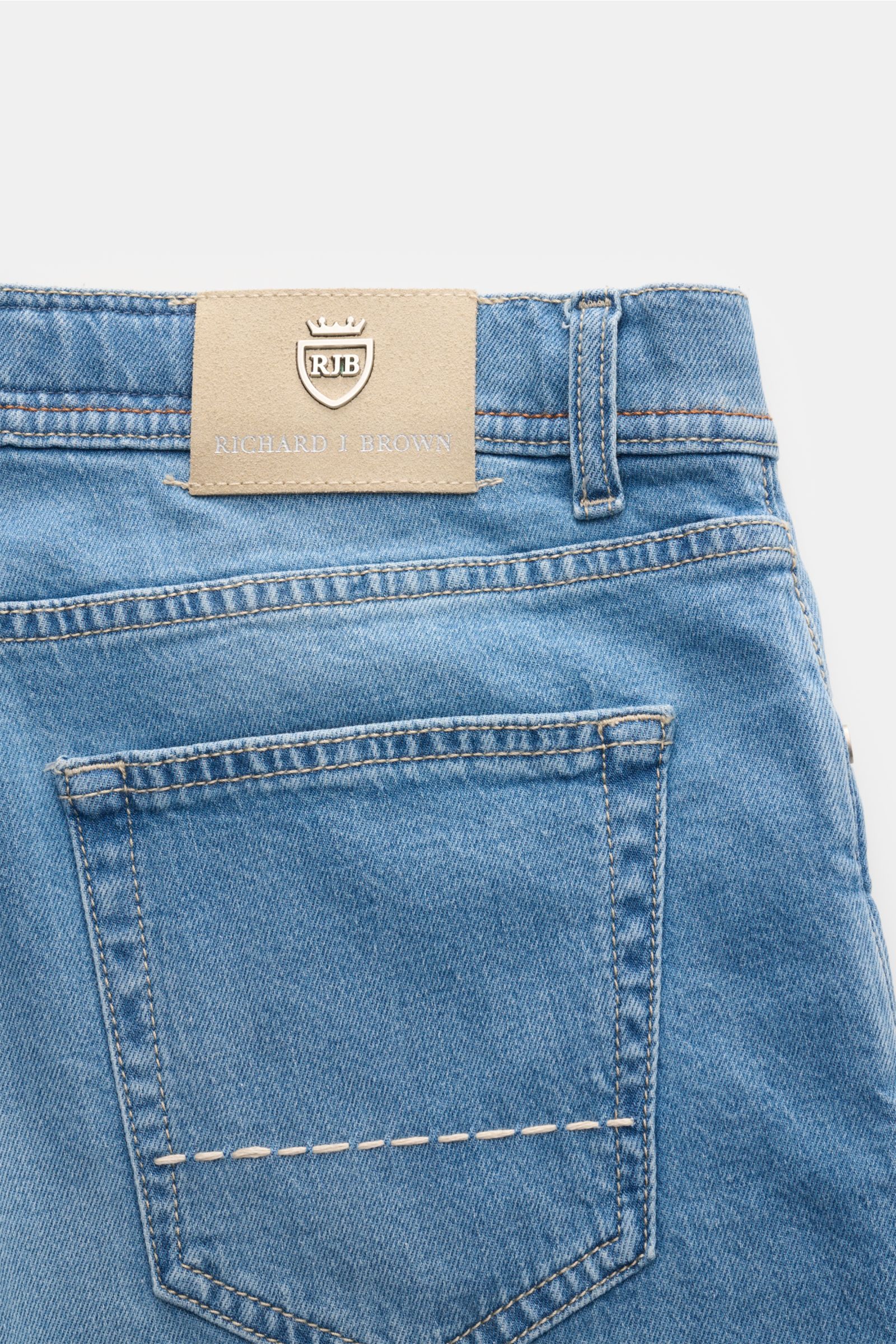 Richard J. Brown Jeans 'Tokyo' hellblau, Detailaufnahme von hinten oben mit Lederpatch, Münztasche und feiner Naht, Slim Fit, Baumwolle-Tencel Denim.