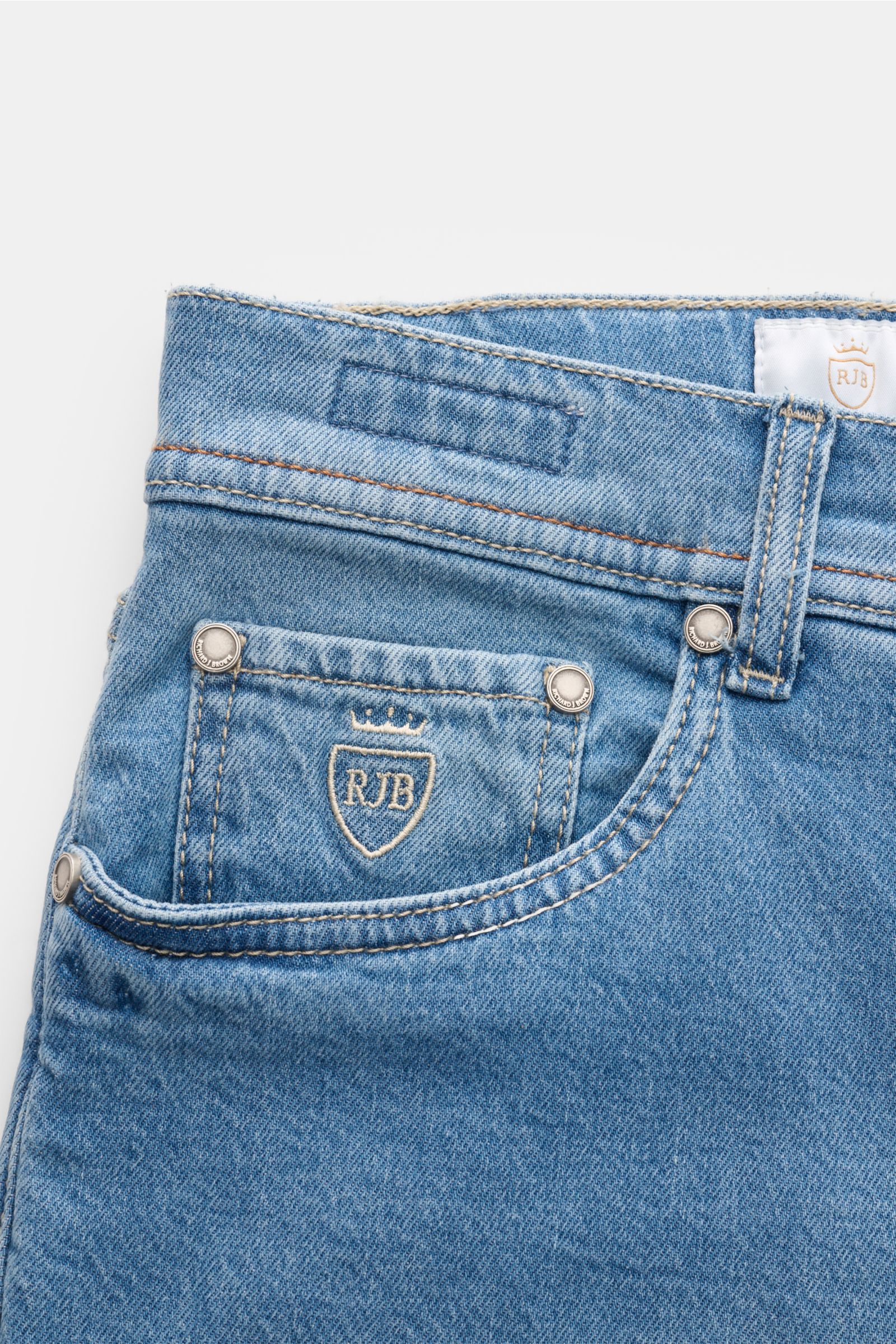 Richard J. Brown Jeans 'Tokyo' hellblau im Five-Pocket-Stil, Slim Fit, Button Fly, weicher Baumwolle-Tencel-Denim, Nahaufnahme der Münztasche mit Logo-Stitching.