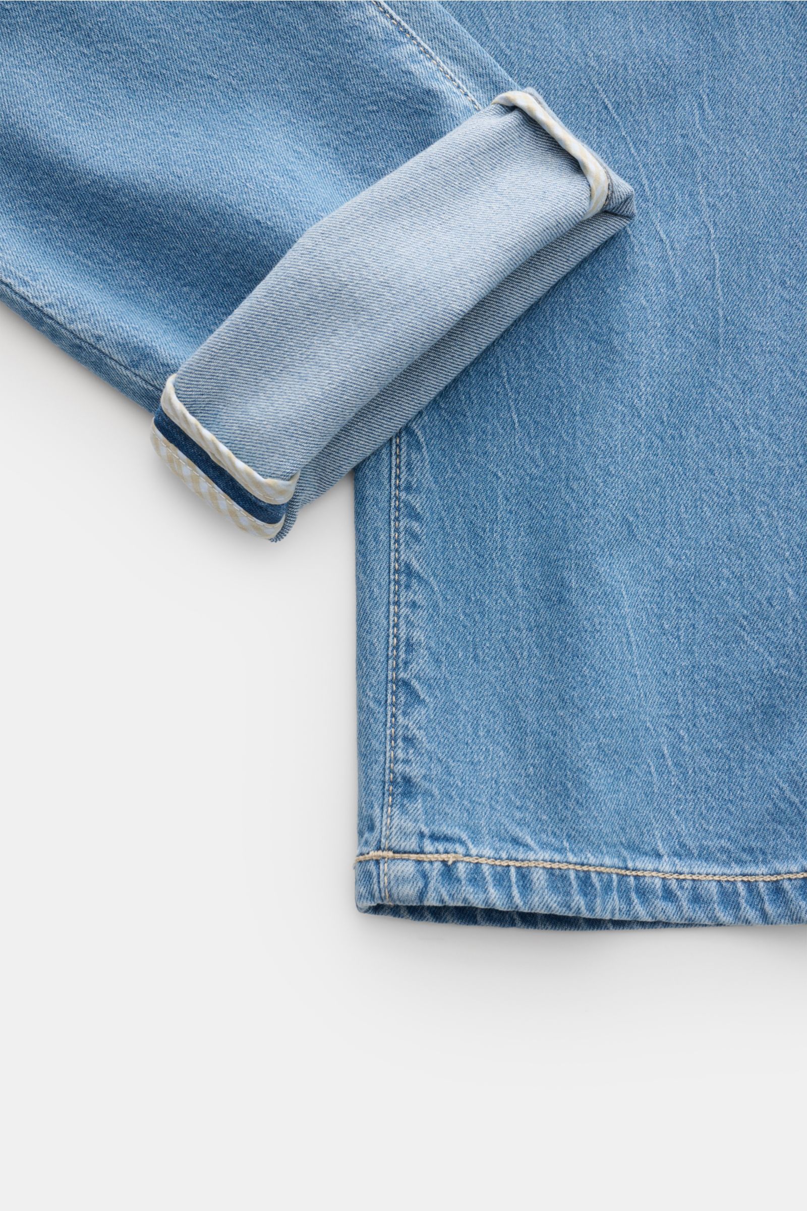 Richard J. Brown Jeans 'Tokyo' hellblau, Detailaufnahme vom Bein mit umgeschlagenem Saum, Slim Fit, Button Fly, Five-Pocket-Stil, Baumwolle & Tencel, weicher Griff, leicht elastisch, Münztasche mit Logo-Stitching, Leather Patch.