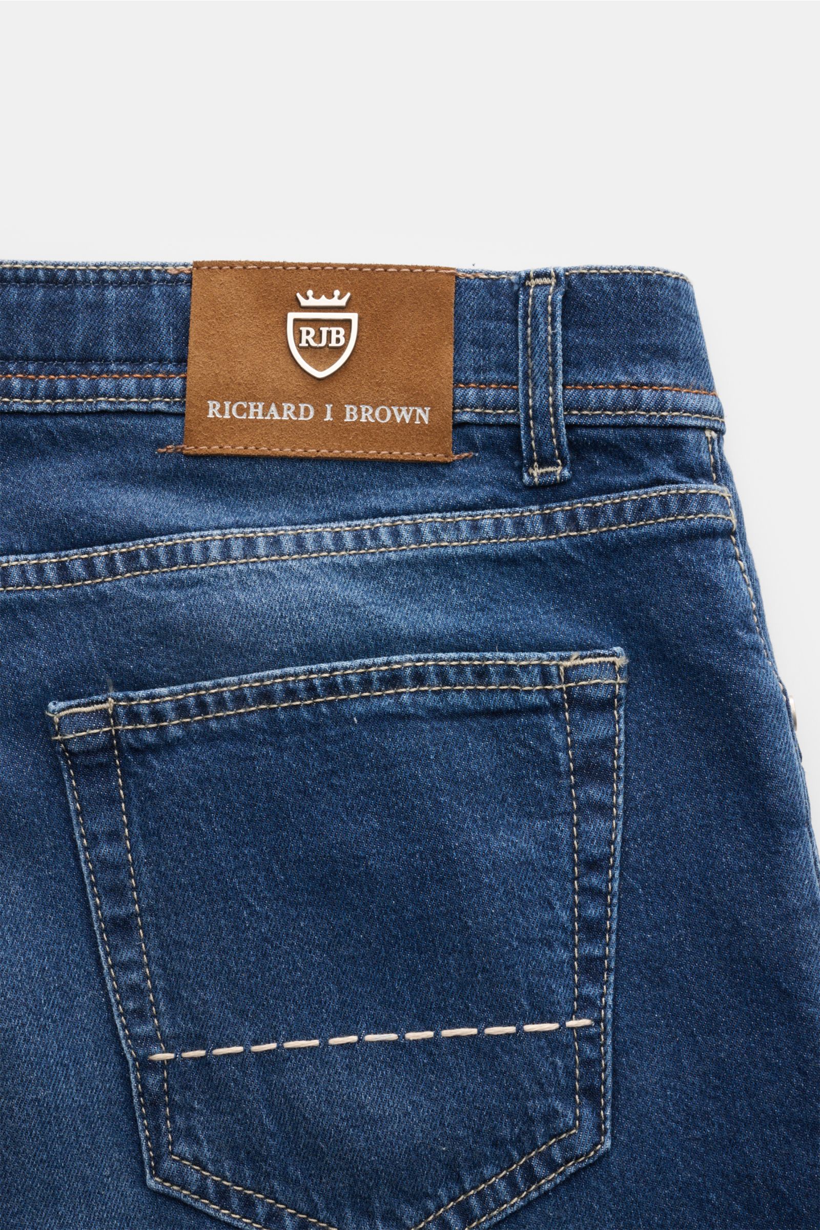 Richard J. Brown Jeans 'Tokyo' dunkelblau, Detailansicht von hinten, Five-Pocket-Stil, Button Fly, Lederpatch, Baumwolle-Tencel Denim, Slim Fit.