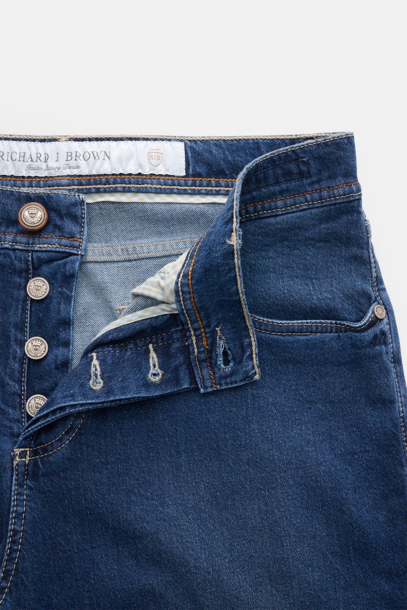 Richard J. Brown Jeans 'Tokyo' dunkelblau, Close-up von oben, Button Fly, Five-Pocket-Stil, Baumwolle & Tencel, Slim Fit, weicher Griff, Leather Patch.