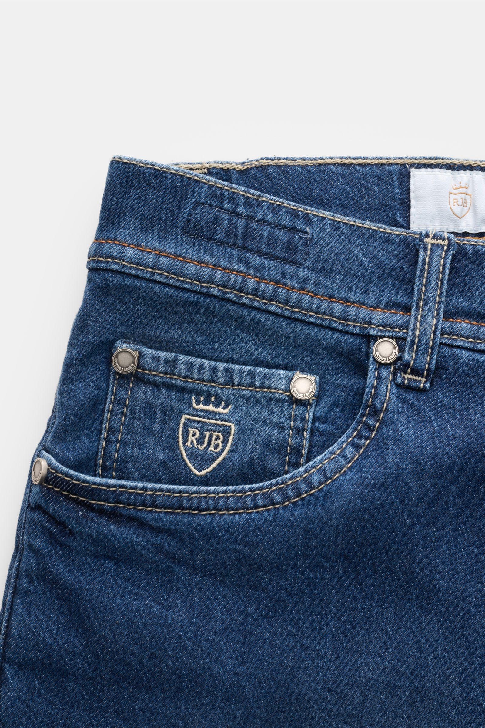 Nahaufnahme der Richard J. Brown Jeans 'Tokyo' dunkelblau von vorne oben, zeigt Five-Pocket-Design, Münztasche mit Logo-Stitching, Button Fly, Baumwolle/Tencel, slim fit, sehr schmal zulaufend, weicher Griff und Leather Patch.