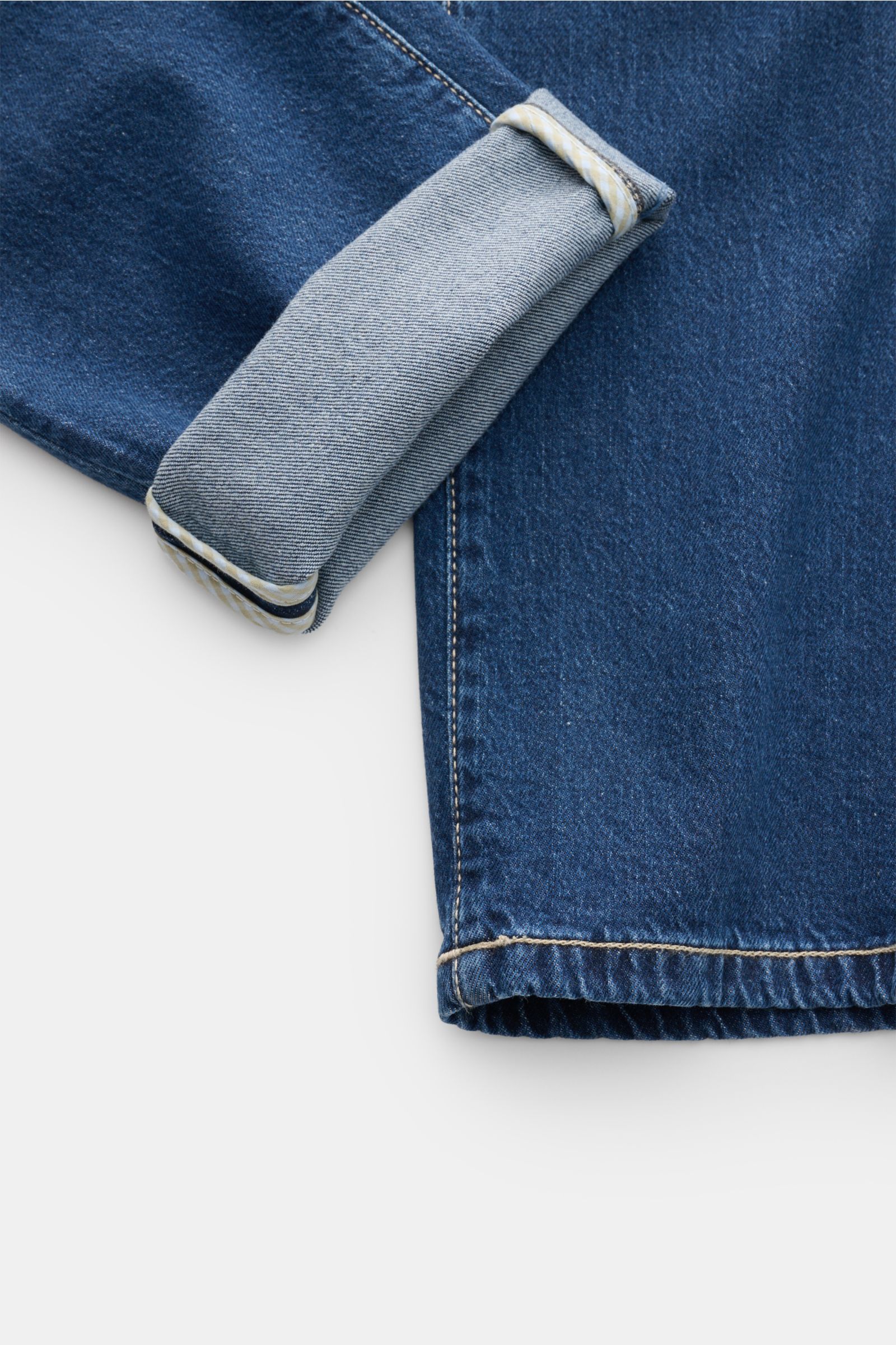 Richard J. Brown Jeans 'Tokyo' dunkelblau, Detailaufnahme vom Bein mit hochgekrempeltem Saum, leichter Baumwoll-Tencel-Denim, Slim Fit, Button Fly, Five-Pocket, Münztasche mit Logo und Leather Patch.