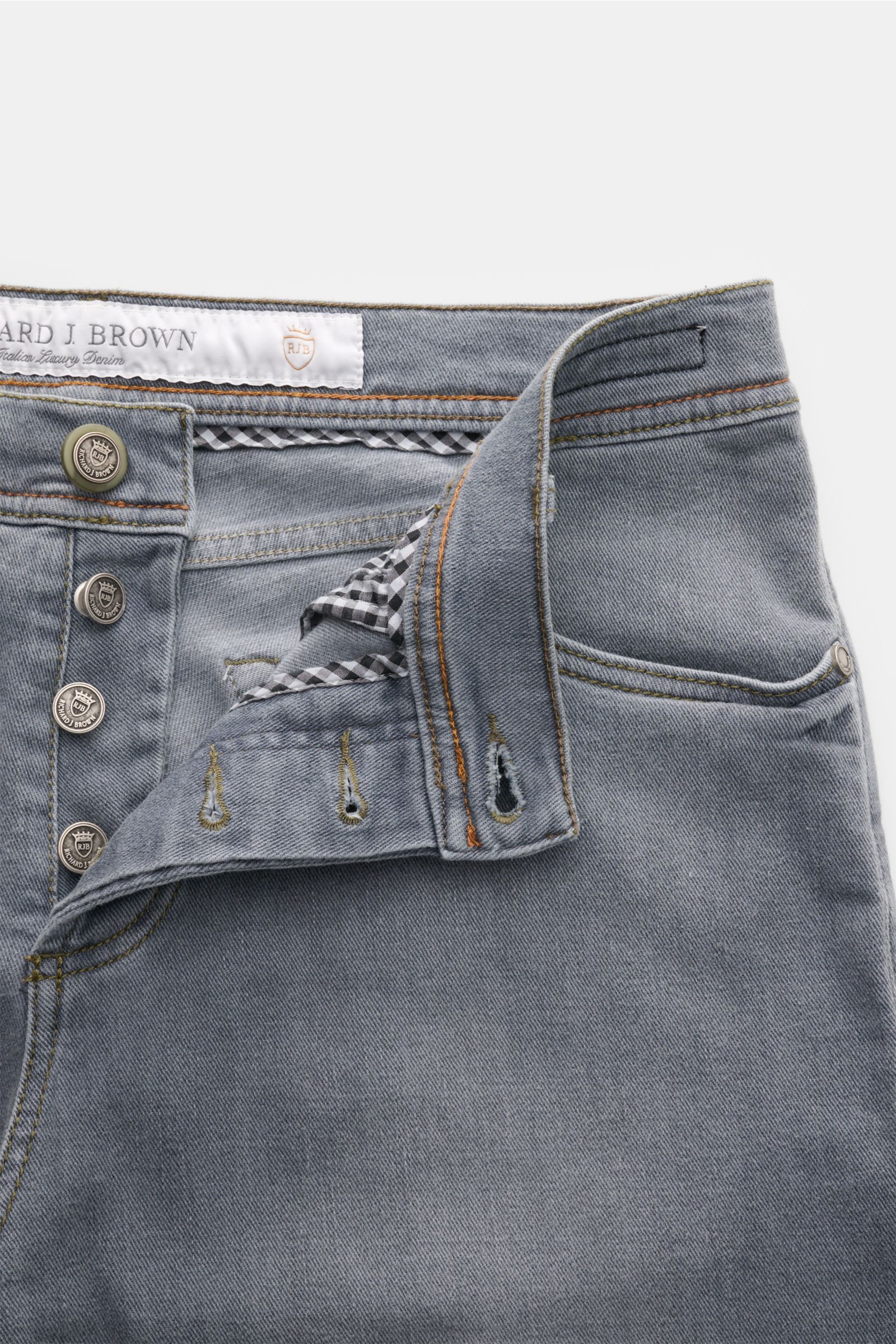 Richard J. Brown Jeans 'Tokyo' grau im Slim Fit, Frontansicht mit offenem Button Fly, Five-Pocket-Stil, Lederpatch, elastischer Baumwolle, weicher Griff.