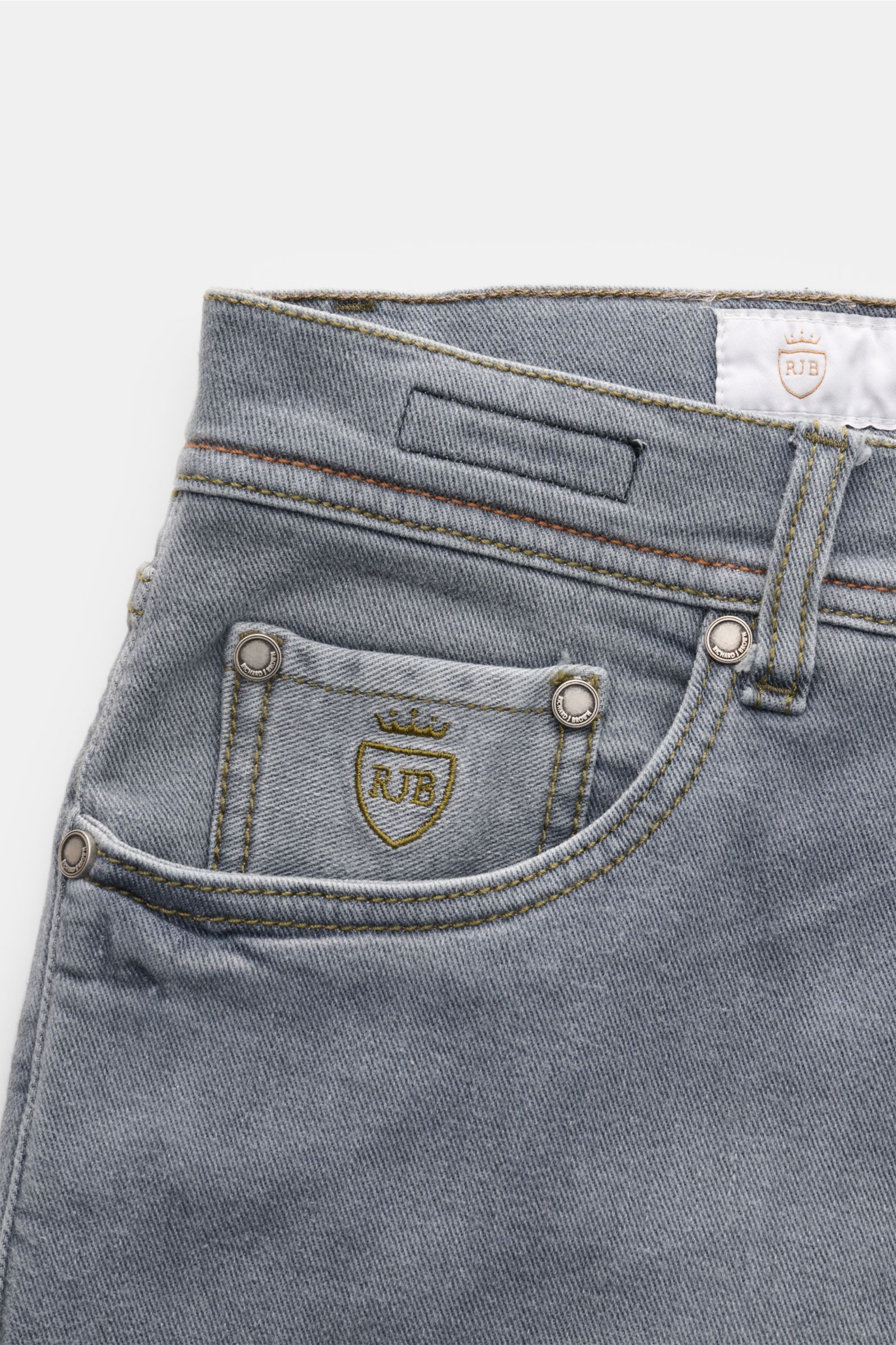Nahaufnahme der Richard J. Brown Jeans 'Tokyo' grau von vorne oben, Slim Fit, Five-Pocket-Stil, elastischer Denim, Button Fly, Münztasche mit Logo und Leather Patch.