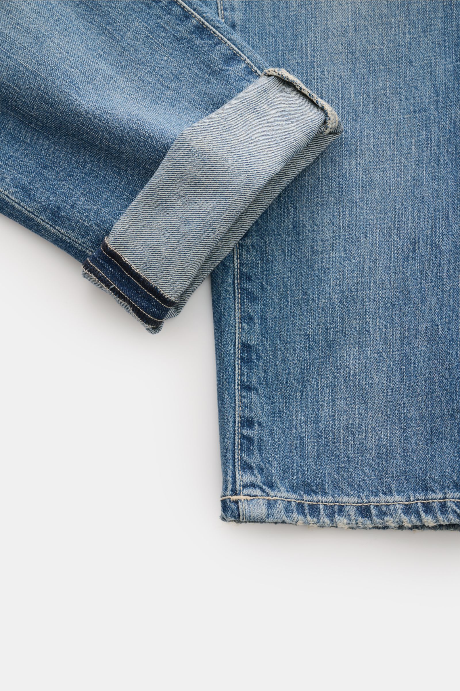 Close-up of the cuff and hem of PT Torino Denim Jeans 'Breakbeat' smoky blue, showing authentic used wash and subtle distressed effects.

The slim fit model 'Breakbeat' by Italian label PT TORINO DENIM with authentic used wash is a casual pair of jeans