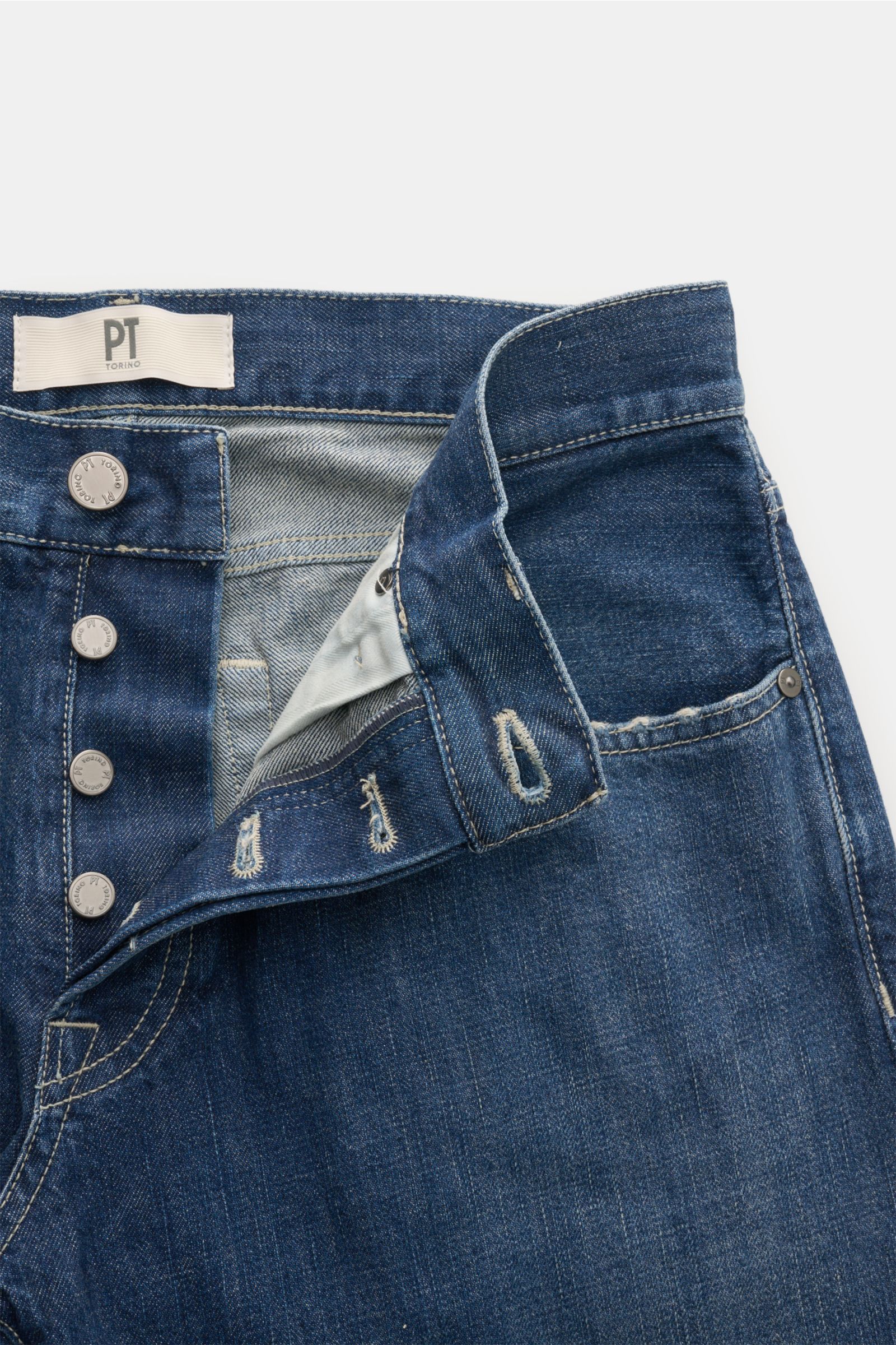 PT Torino Denim Jeans 'Breakbeat' dunkelblau, Detailaufnahme von oben, Button Fly, Five-Pocket-Stil, Used-Waschung, Baumwolle, Leather Patch.