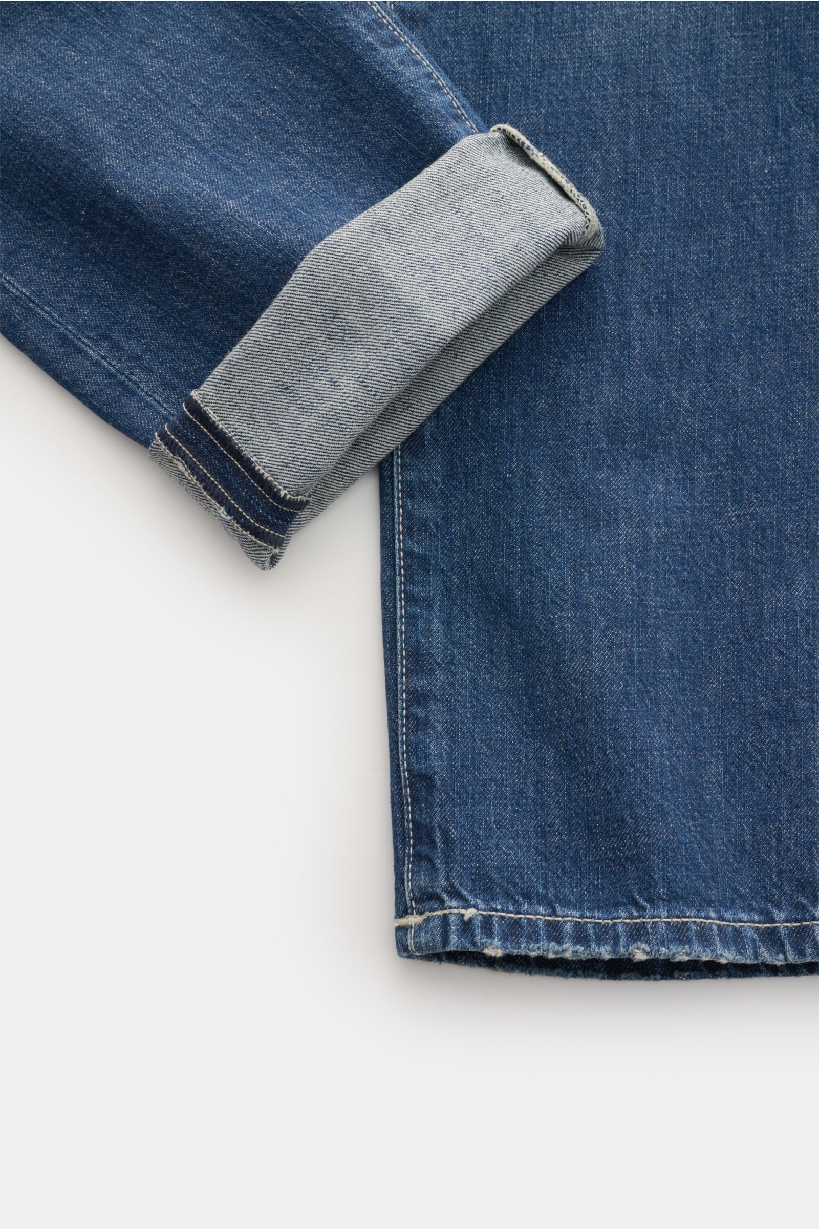 PT Torino Denim Jeans 'Breakbeat' dunkelblau, Detailaufnahme vom Bein mit umgeschlagenem Saum, Denim aus reiner Baumwolle, Used-Waschung, Tapered Fit.