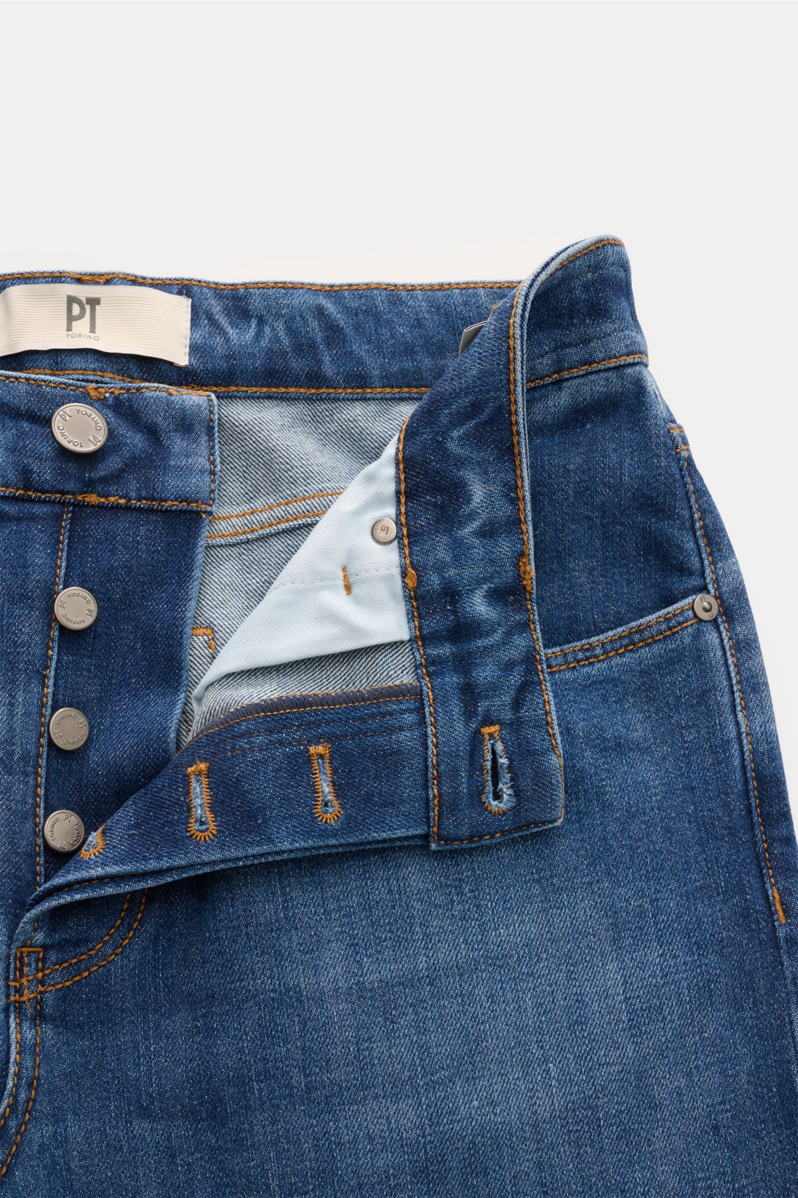 PT Torino Denim Jeans 'Reggae' graublau, knöchellang, slim Fit mit Button Fly, Five-Pocket-Stil, leichter Stretch, Detailfoto von oben.