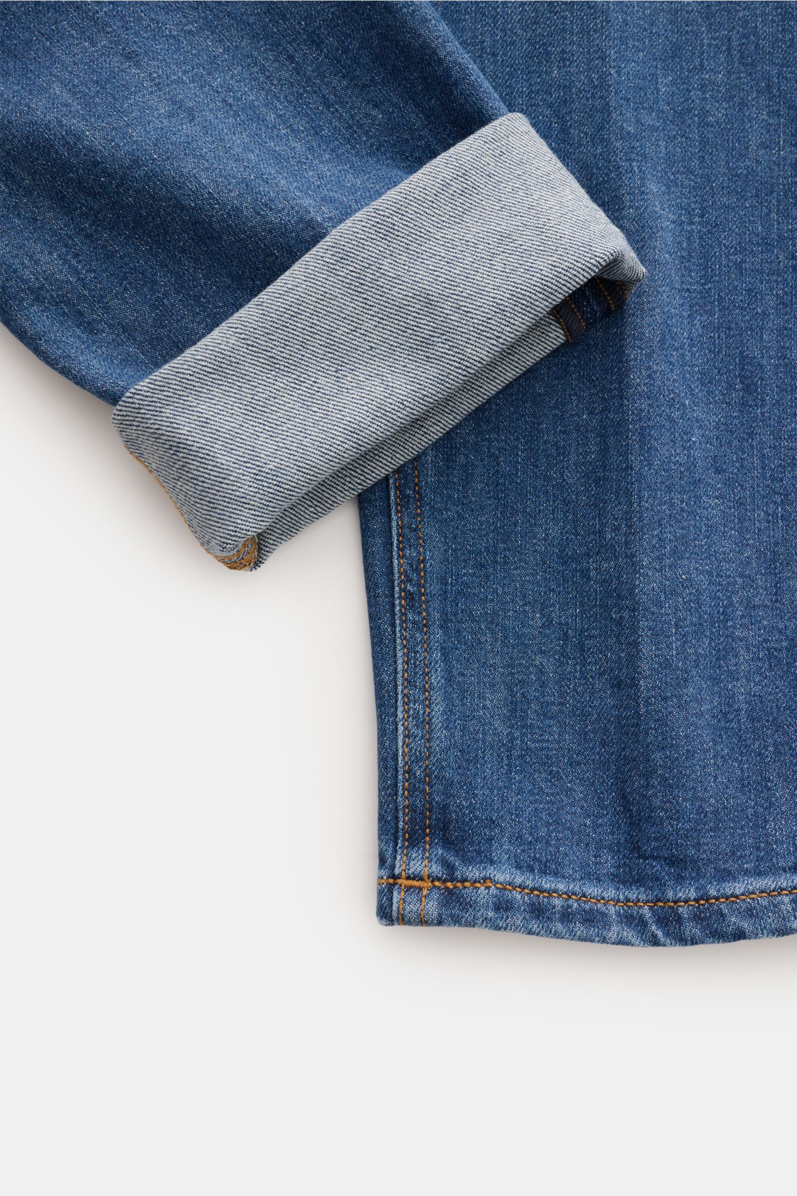 PT Torino Denim Jeans 'Reggae' graublau, knöchellang mit leicht elastischer Baumwolle, slim Fit, Five-Pocket-Stil, Button Fly, Detailansicht vom Bein mit Umschlag und Naht.