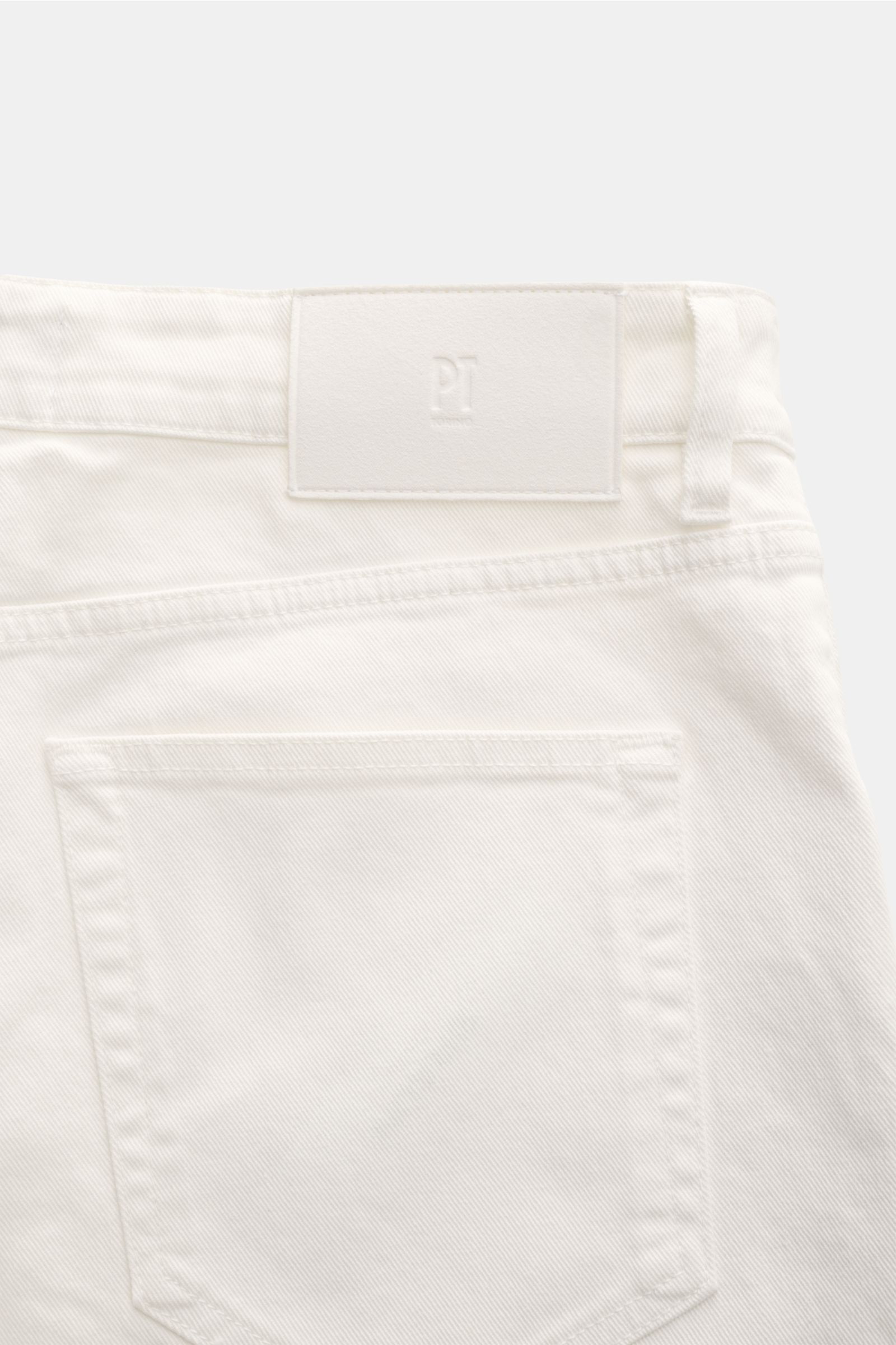 Close-up rear view of PT Torino Denim Jeans 'Reggae' off-white showing back pocket, belt loop, and contrasting logo patch on slightly elasticated cotton fabric.

Description: 
The cropped model 'Reggae' by Italian label PT TORINO DENIM is a casual pair