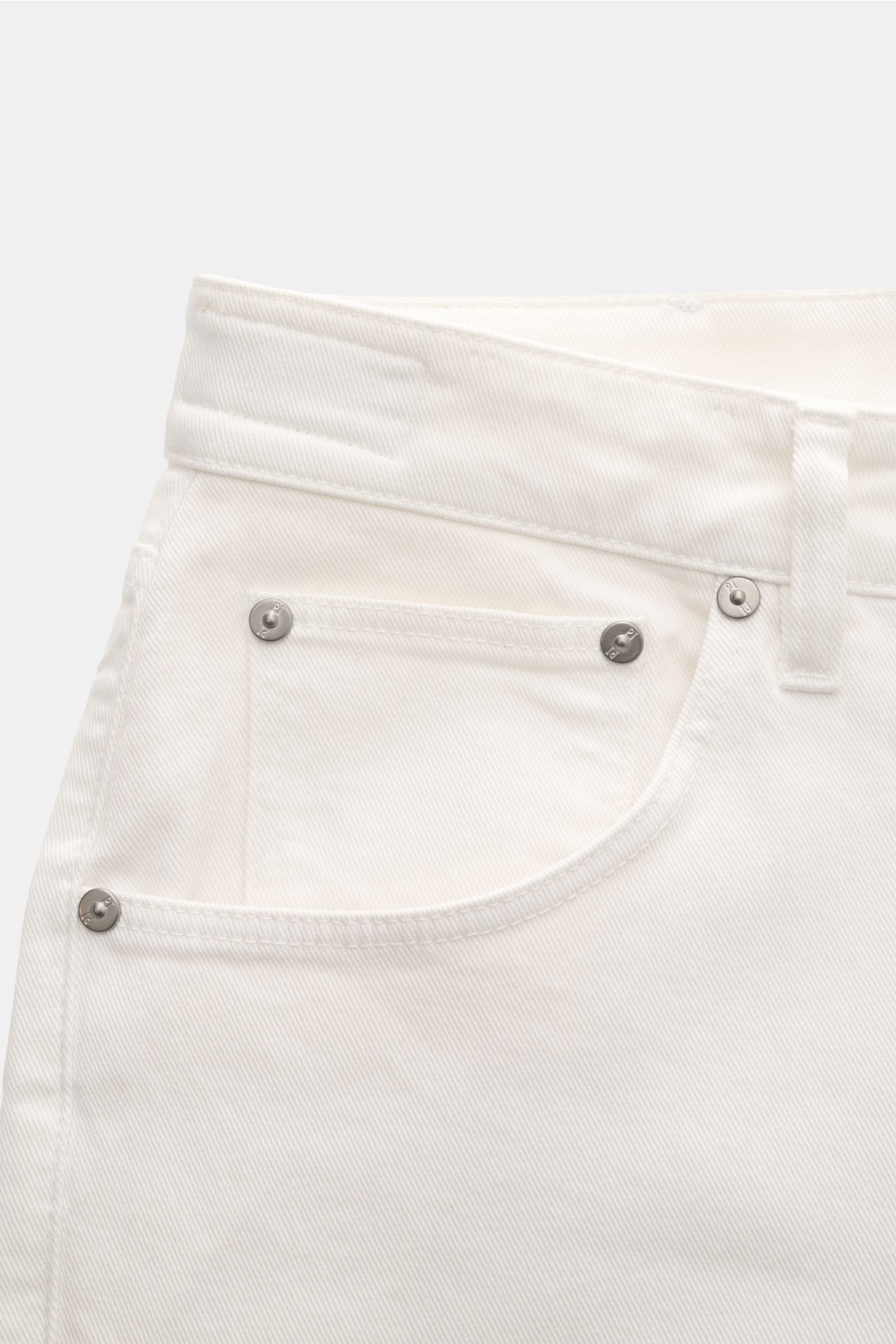 Close-up front view of PT Torino Denim Jeans 'Reggae' off-white cropped slim fit jeans with button fly and five-pocket style.

The cropped model 'Reggae' by Italian label PT TORINO DENIM is a casual pair of jeans made of slightly stretchy cotton fabric