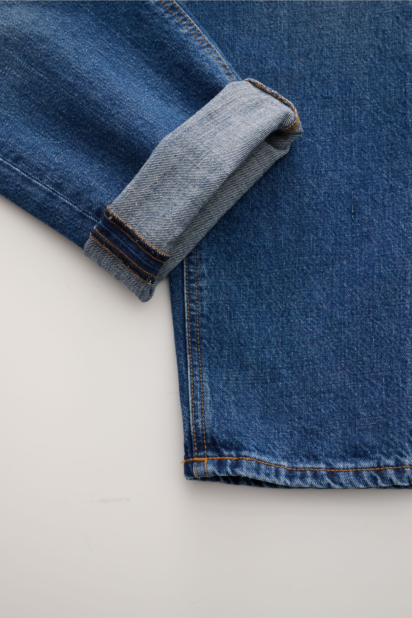 Close-up of the cuff and hem of PT Torino Denim Jeans 'Rebel Fit' smoky blue, showing the light used wash and detailed stitching from a top-down perspective.  

A classic with a twist: The jeans 'Rebel' by PT TORINO are made of authentic denim with a s
