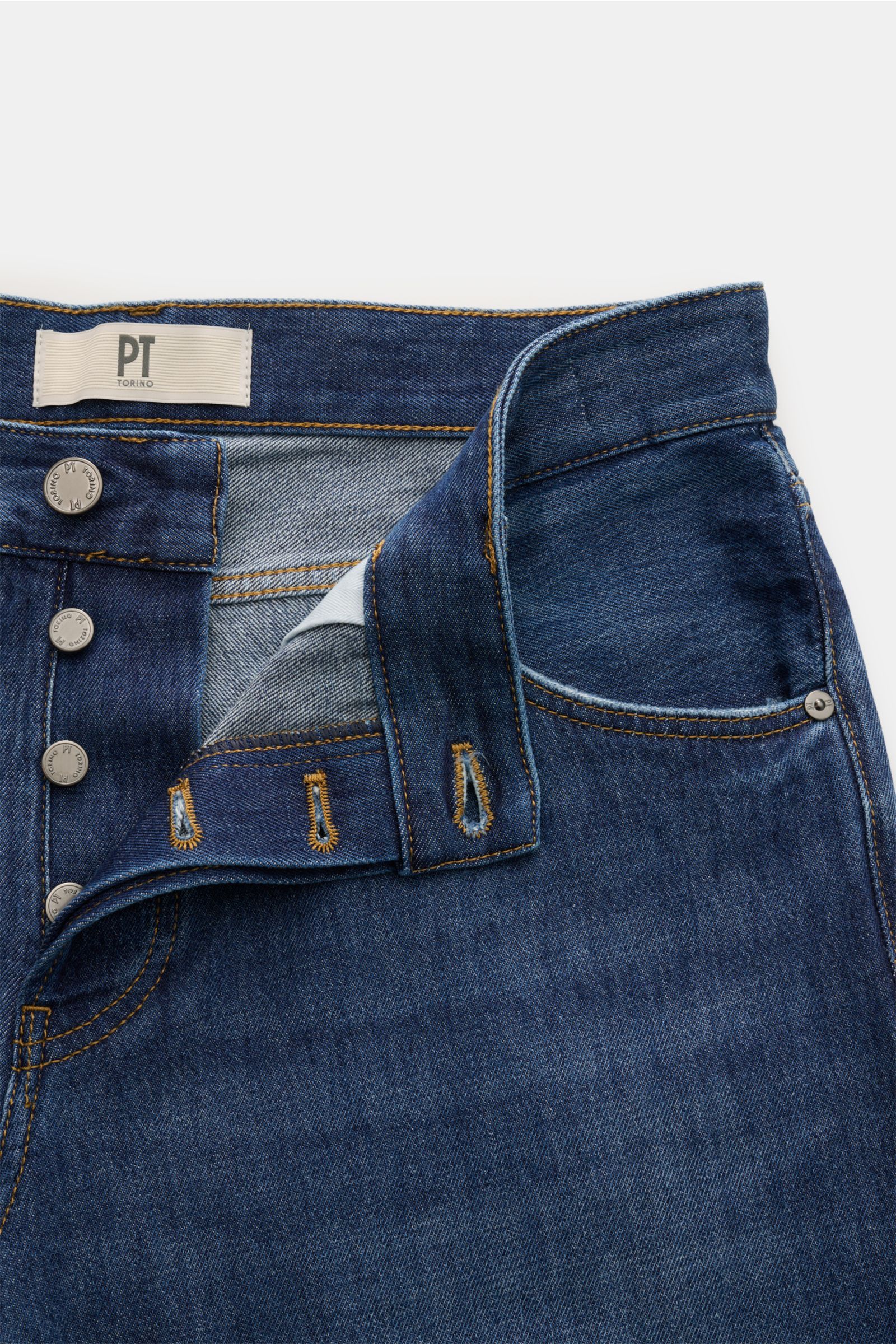 PT Torino Denim Jeans 'Rebel' graublau, Detailaufnahme von vorne, reiner Baumwoll-Denim, Button Fly, Five-Pocket, Veloursleder-Patch.