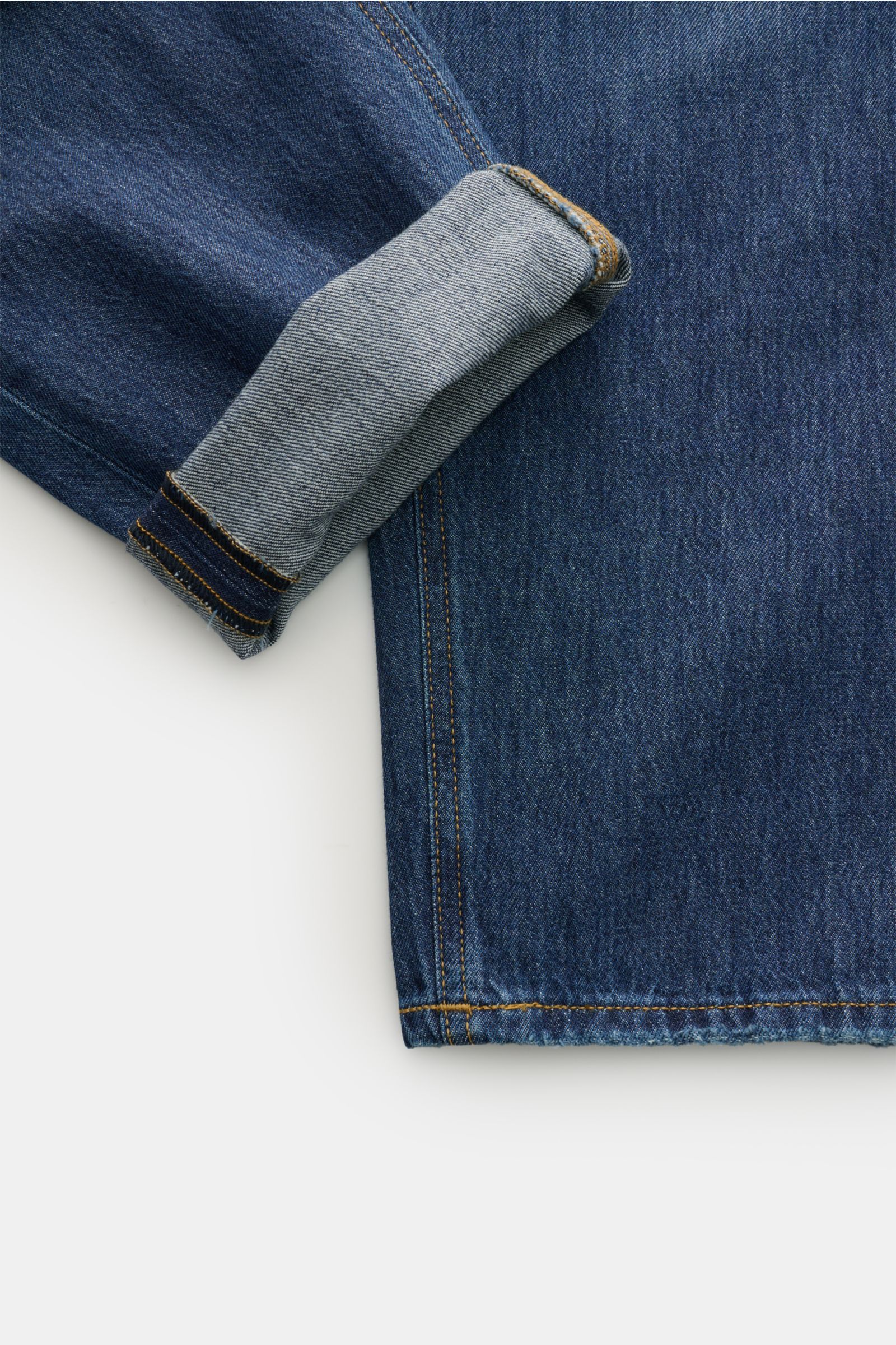 PT Torino Denim Jeans 'Rebel' graublau, Detailaufnahme vom Bein mit umgeschlagenem Saum, reine Baumwolle, Used-Waschung, Tapered Fit, Veloursleder-Patch.