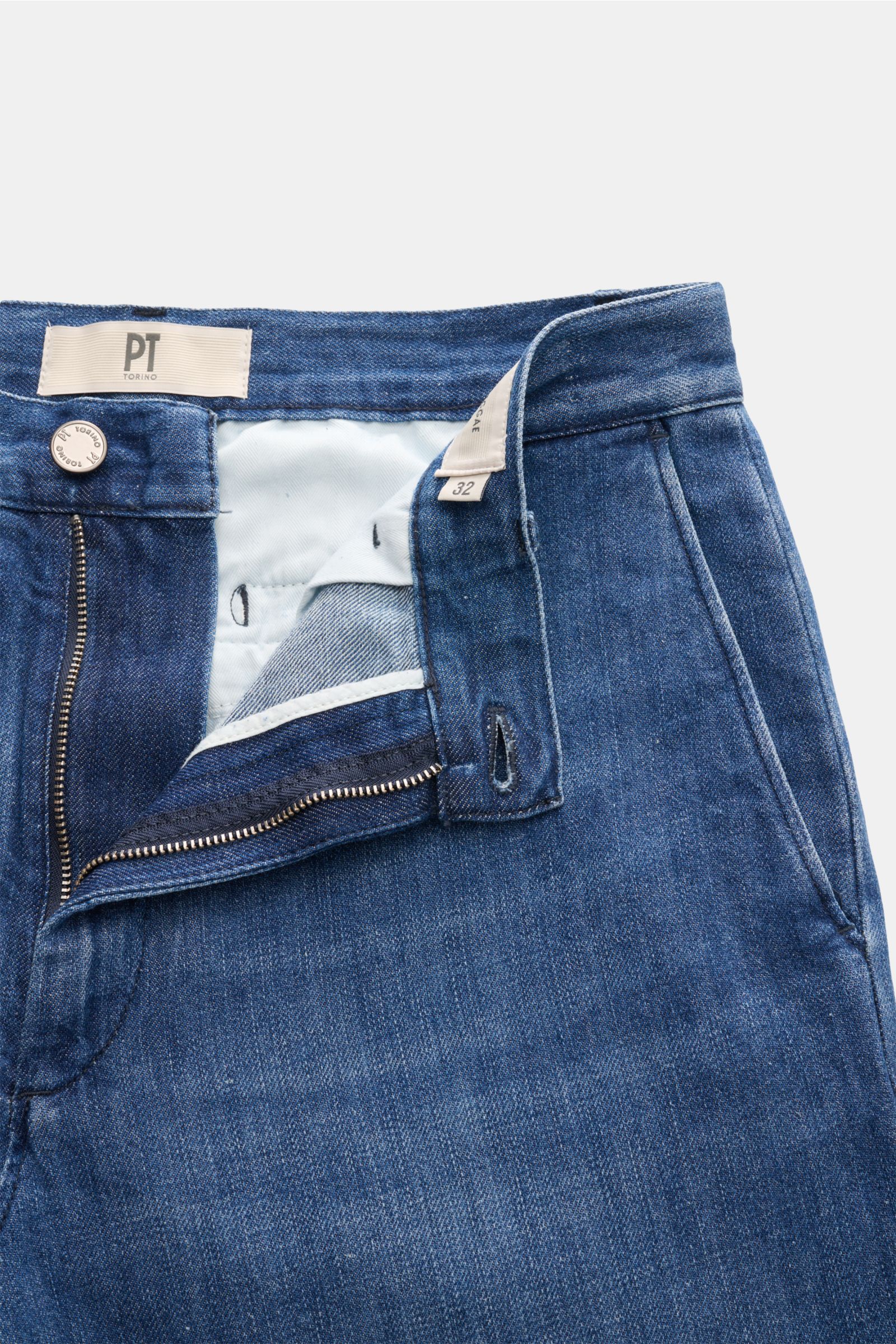 PT Torino Denim Jeans 'Reggae' blau, knöchellang, Tapered Fit, Baumwoll-Leinen-Mischung, Zip Fly, französische Taschen, Leather Patch, Detailansicht von vorne.