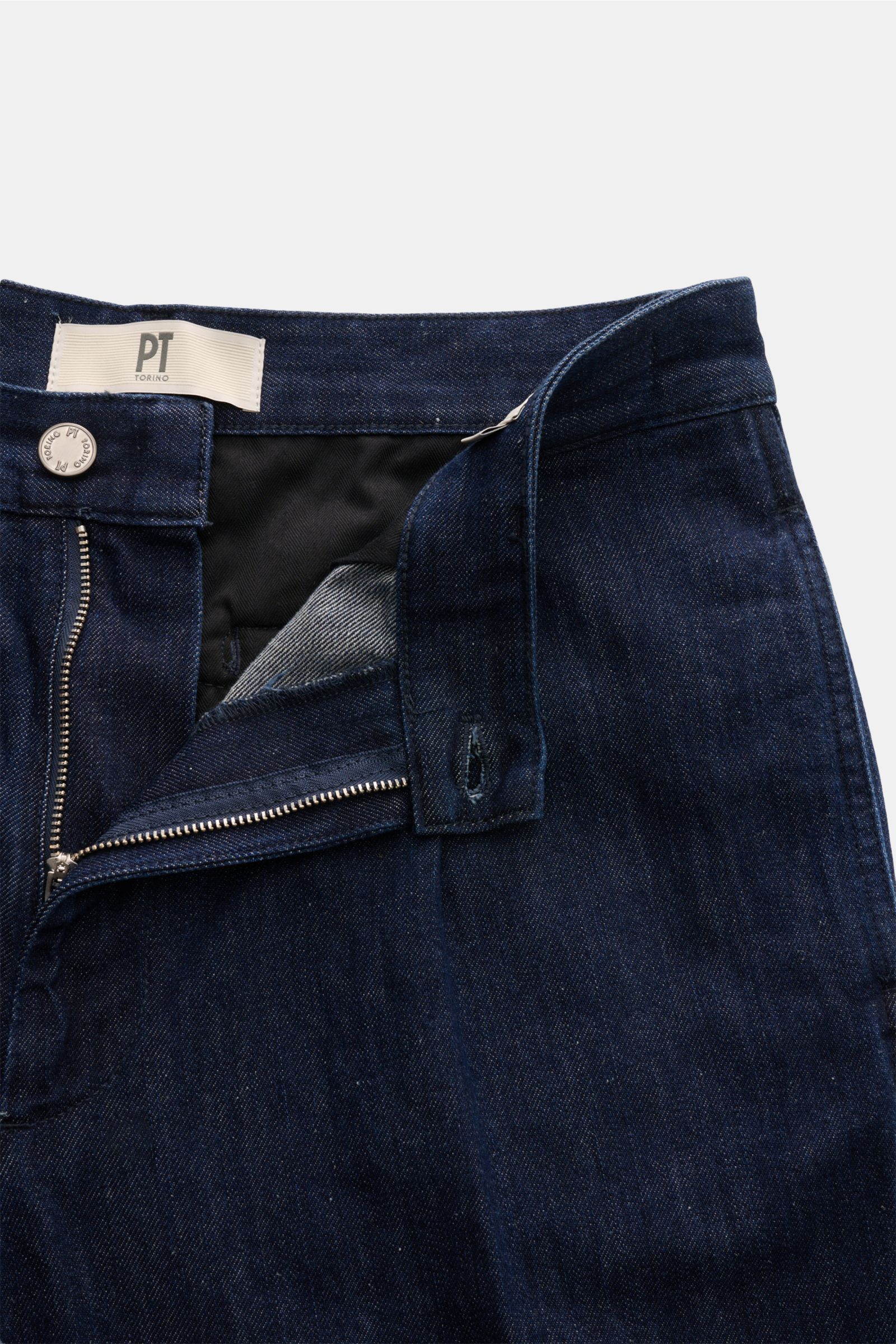 PT Torino Denim Jeans 'Lord' navy aus Baumwoll-Leinen-Denim mit kurzem Schnitt, Bundfalten, Reißverschluss, Bundknopf, frontal nah fotografiert.