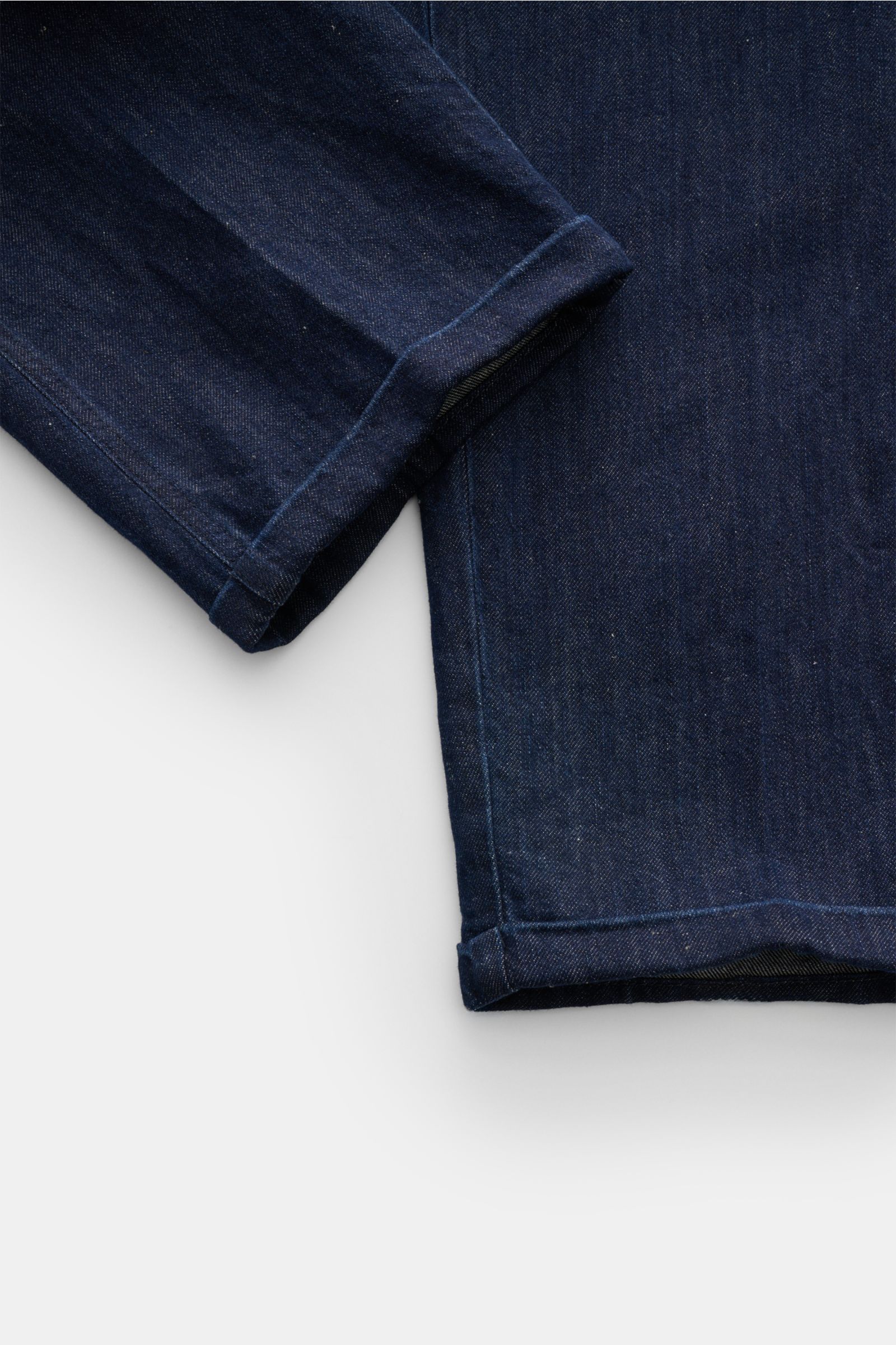PT Torino Denim Jeans 'Lord' navy, knöchellang mit Bundfalte, Tapered Fit, weicher Denim aus Baumwolle und Leinen, Detailaufnahme Saum und Bein von oben.