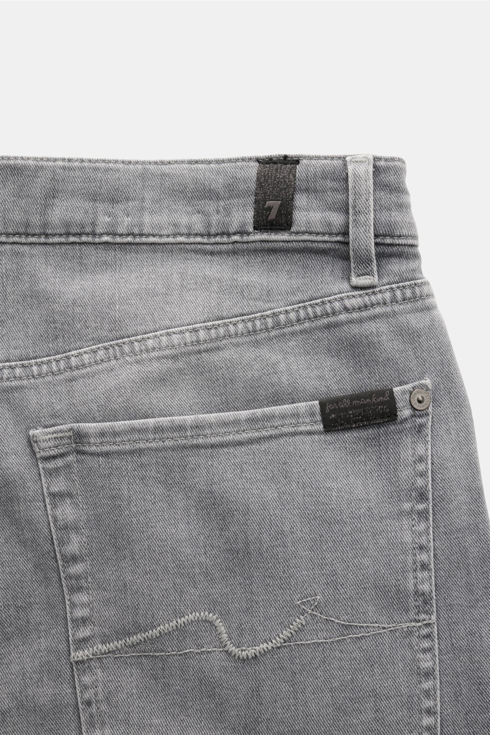 7 for all mankind Jeans 'The Straight' grau, Rückansicht mit Five-Pocket-Stil, elastischer Baumwolle, leichter Waschung, Zip Fly, kleinem Weblabel.