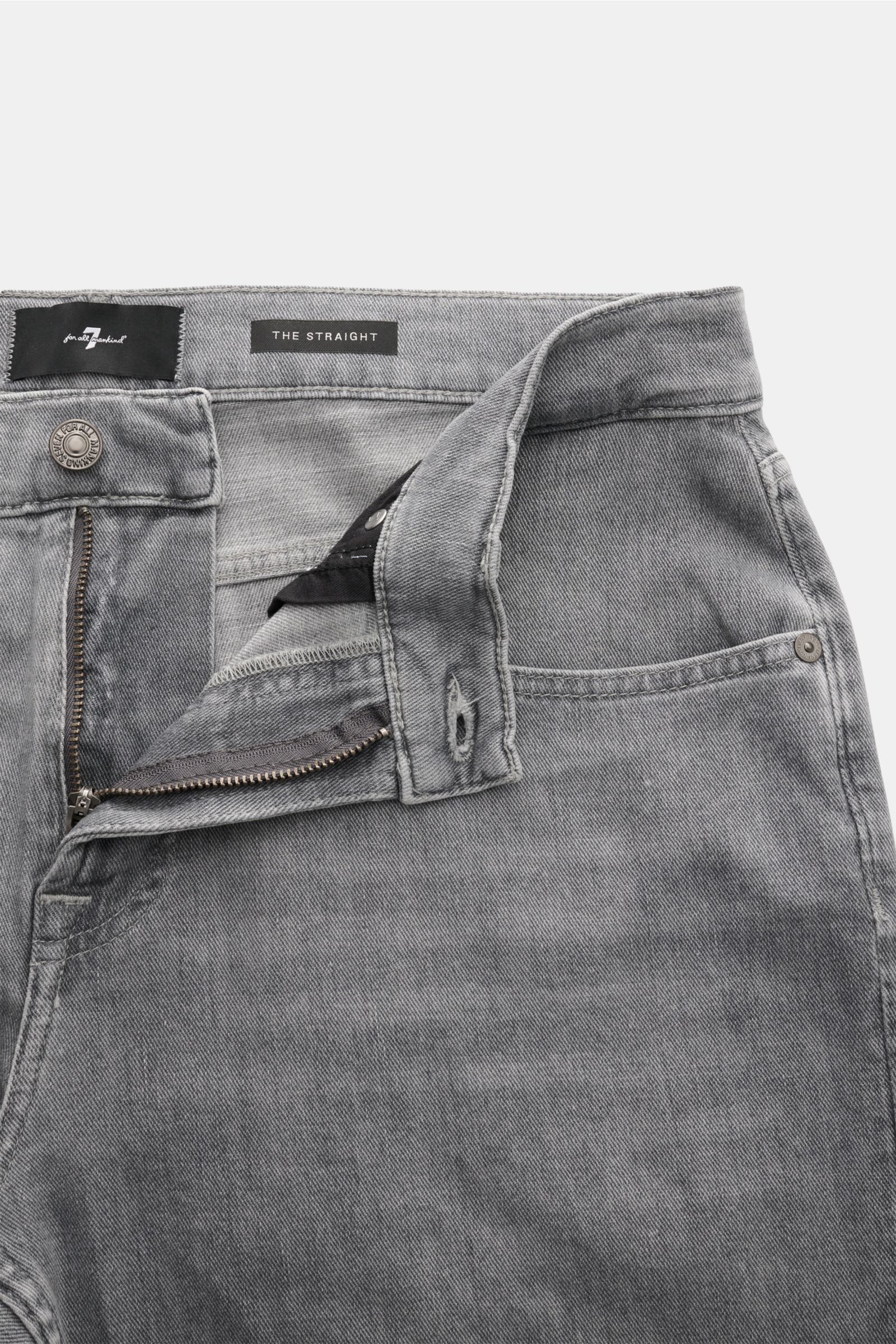 7 for all mankind Jeans 'The Straight' grau, Detailaufnahme von oben mit offenem Zip Fly, Five-Pocket-Stil, elastischer Baumwolle, Regular Fit.