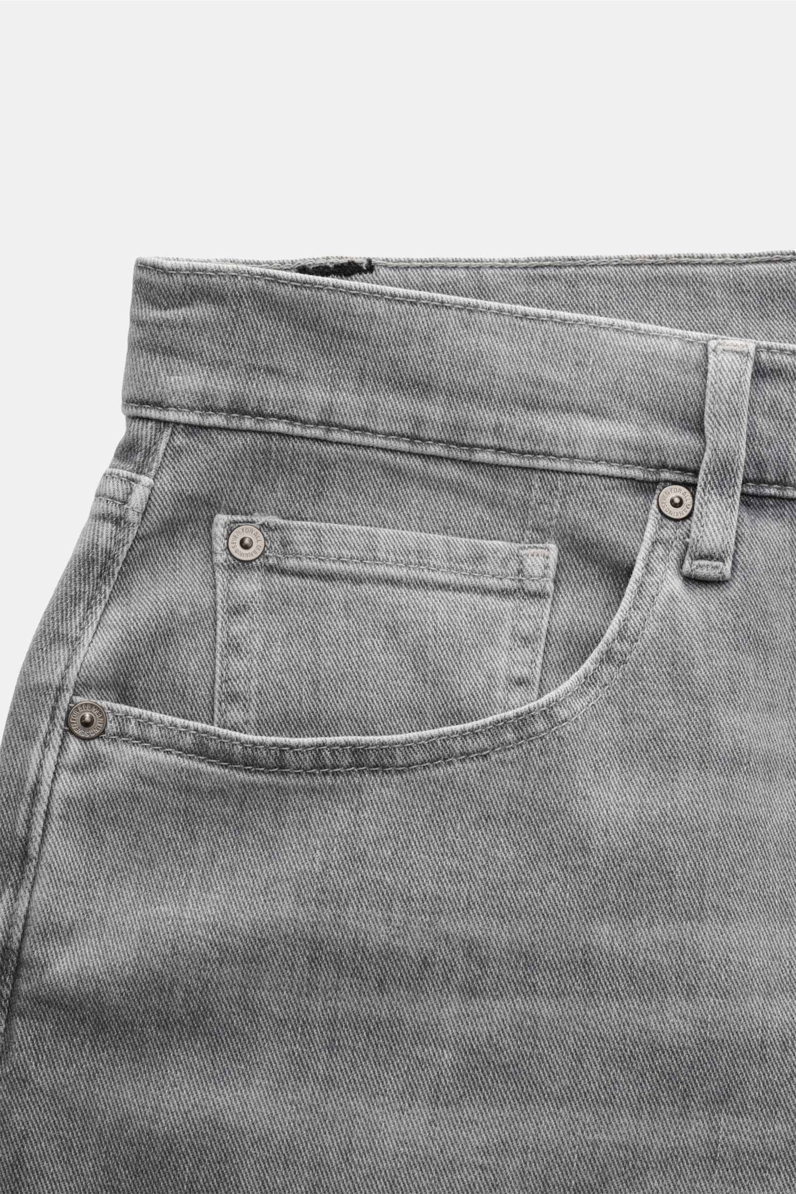 7 for all mankind Jeans 'The Straight' grau, Detailaufnahme der Fronttasche, Five-Pocket-Stil, elastischer Baumwoll-Denim mit leichter Waschung, Regular Fit, Zip Fly, weicher Griff, kleines Weblabel.