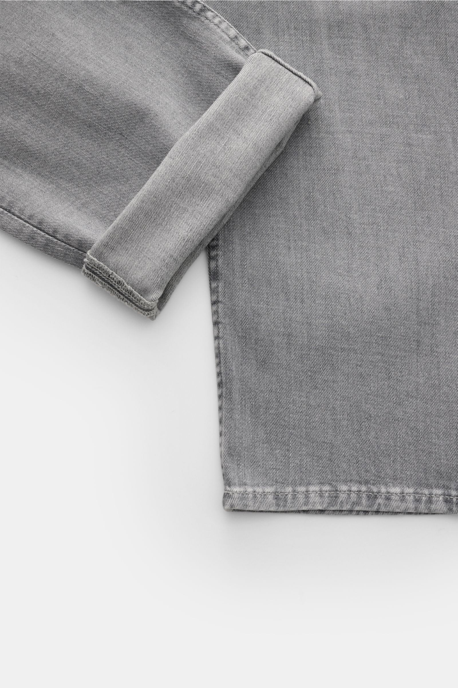 7 for all mankind Jeans 'The Straight' grau, Detailaufnahme von unten, elastischer Denim, Regular Fit, Five-Pocket-Stil, Zip Fly, weicher Griff.