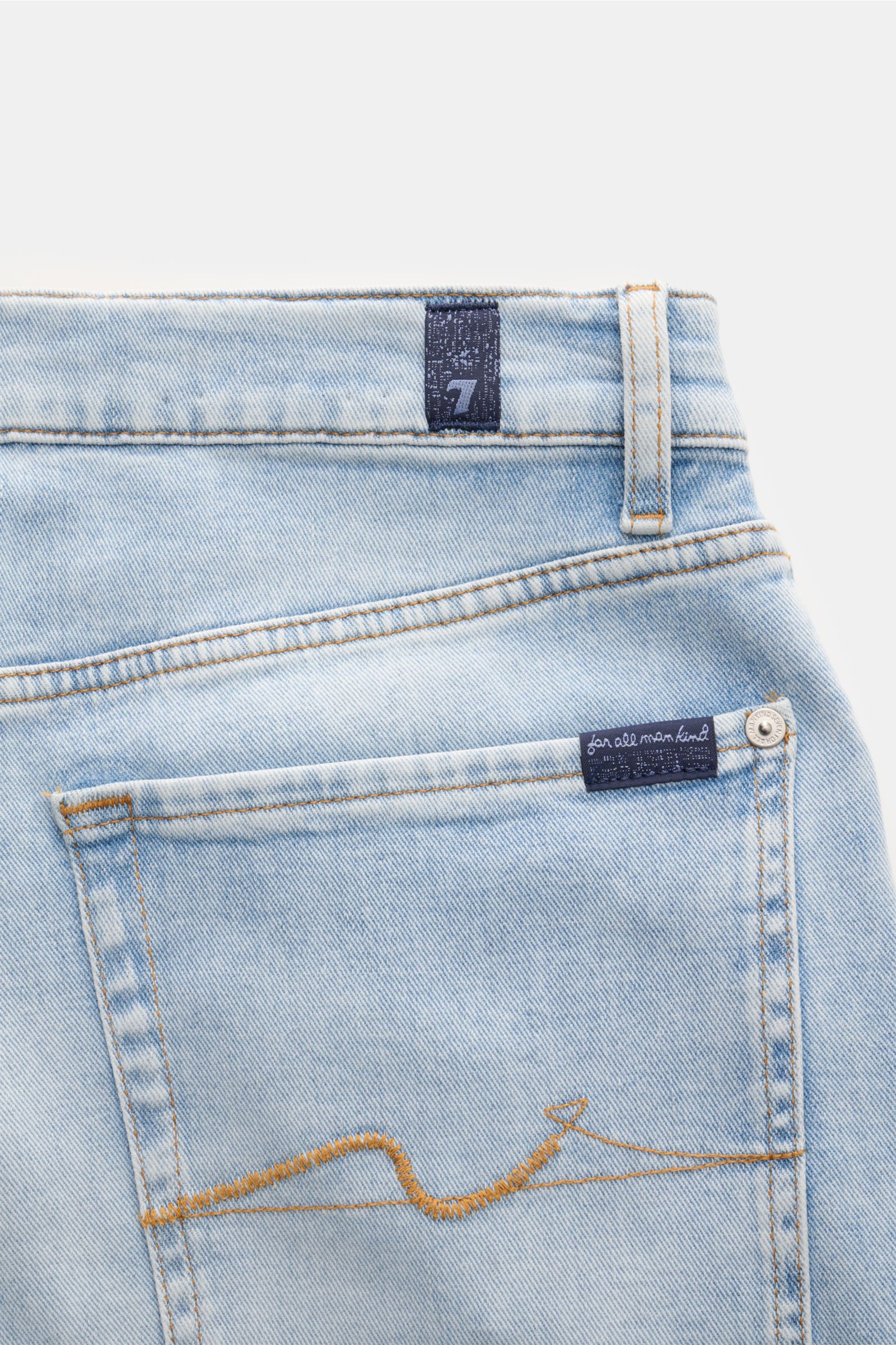 7 for all mankind Jeans 'The Straight' hellblau, Detailaufnahme von Gesäßtasche mit Stitching, helle Waschung, Baumwoll-Denim mit Stretch.